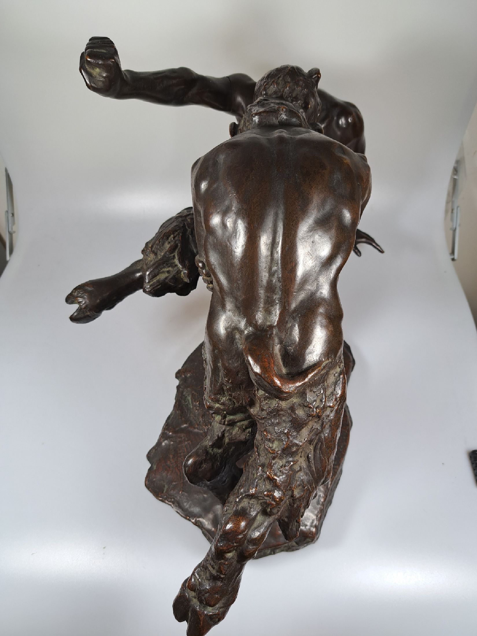 Detail j: Otto Pilz, 1876 Sonneberg - 1937 Dresden, Bronzeskulptur, "kämpfende Faune", nach 1908, braun patiniert, auf naturalistisch gestaltetem ...