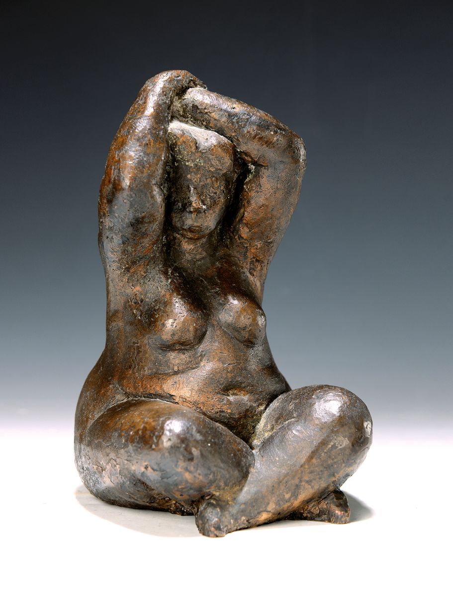 Wanda Pratschke, geb. 1939 in Berlin, tätig in Frankfurt, Bronzeskulptur, sitzender Frauenakt, die Arme über dem Kopf verschränkt,num. 2/20, ...