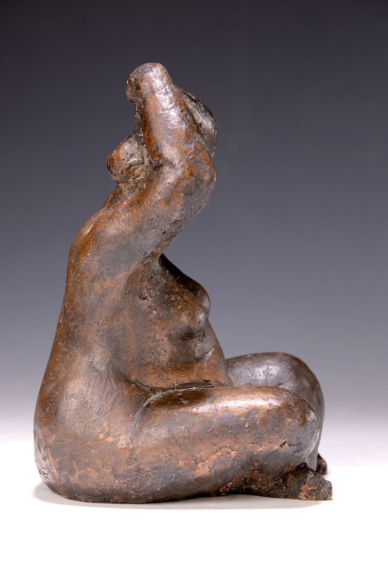 Detail a: Wanda Pratschke, geb. 1939 in Berlin, tätig in Frankfurt, Bronzeskulptur, sitzender Frauenakt, die Arme über dem Kopf verschränkt,num. 2/20, ...