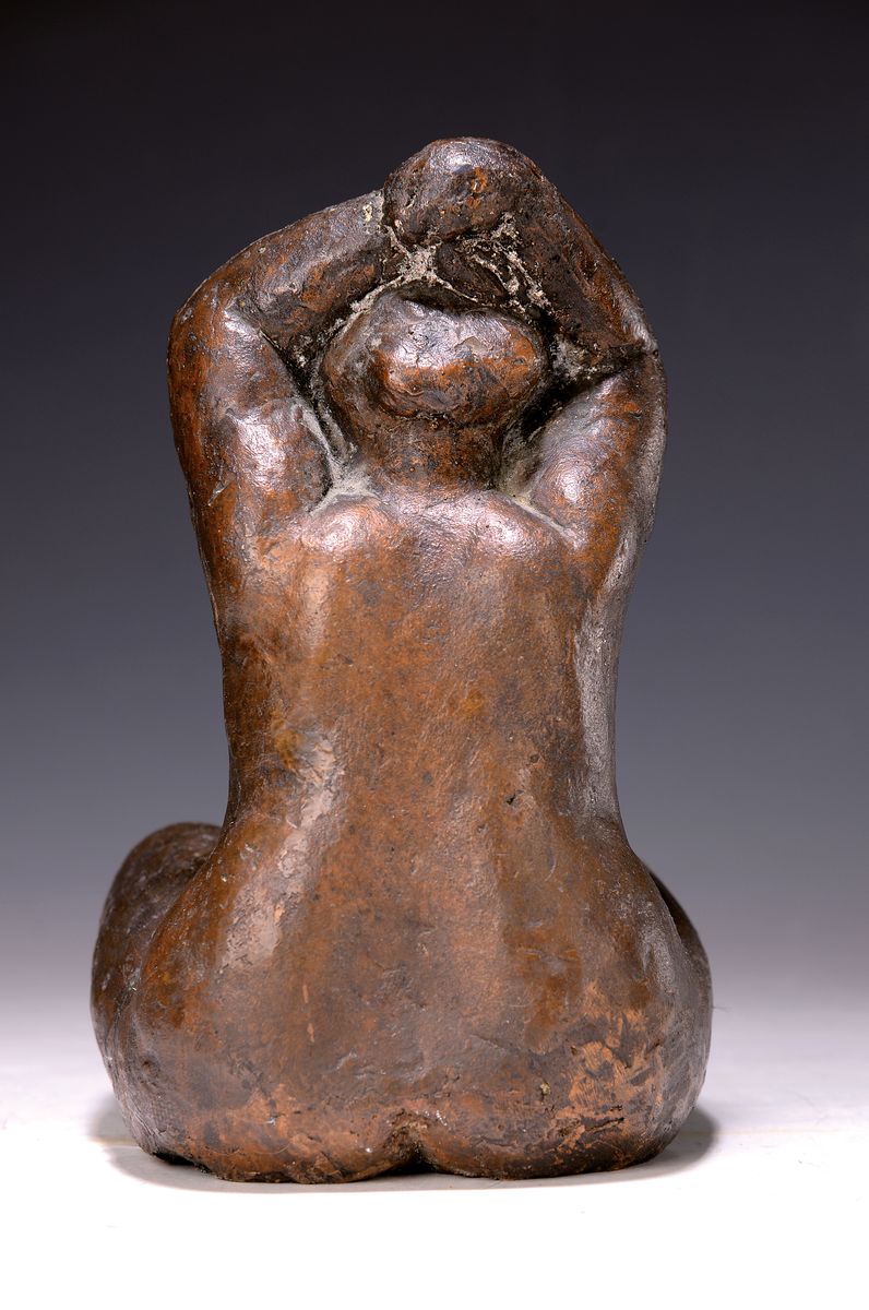Detail b: Wanda Pratschke, geb. 1939 in Berlin, tätig in Frankfurt, Bronzeskulptur, sitzender Frauenakt, die Arme über dem Kopf verschränkt,num. 2/20, ...