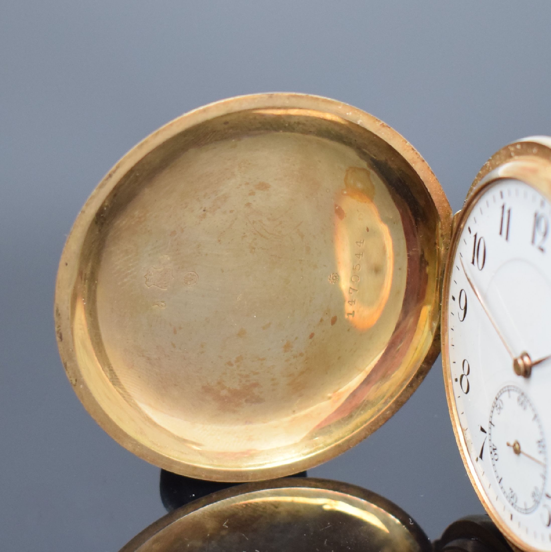 Detail a: Savonette Herrentaschenuhr in RG 585/000, Schweiz um 1910, 3-Deckel Goldgeh., Emailzifferbl. riss./besch., arab. Zahlen, gold. Zeiger, silb. Werk m. ...
