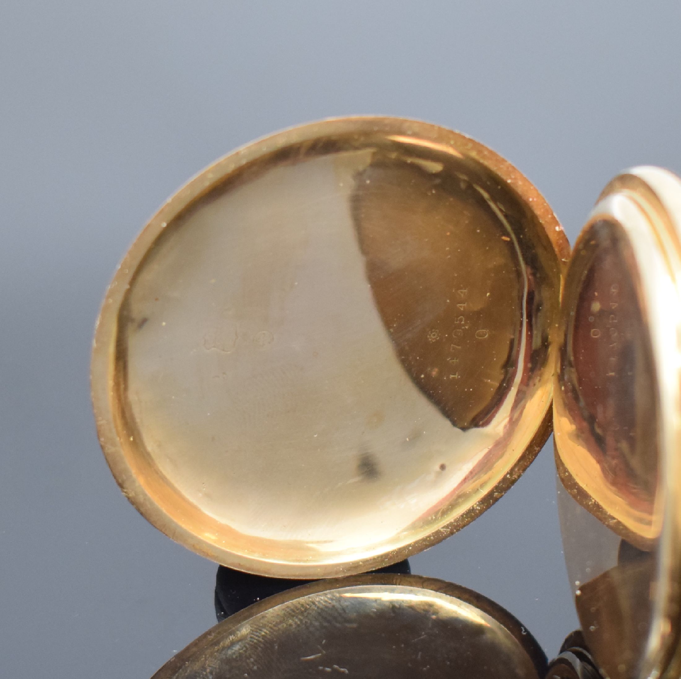 Detail d: Savonette Herrentaschenuhr in RG 585/000, Schweiz um 1910, 3-Deckel Goldgeh., Emailzifferbl. riss./besch., arab. Zahlen, gold. Zeiger, silb. Werk m. ...