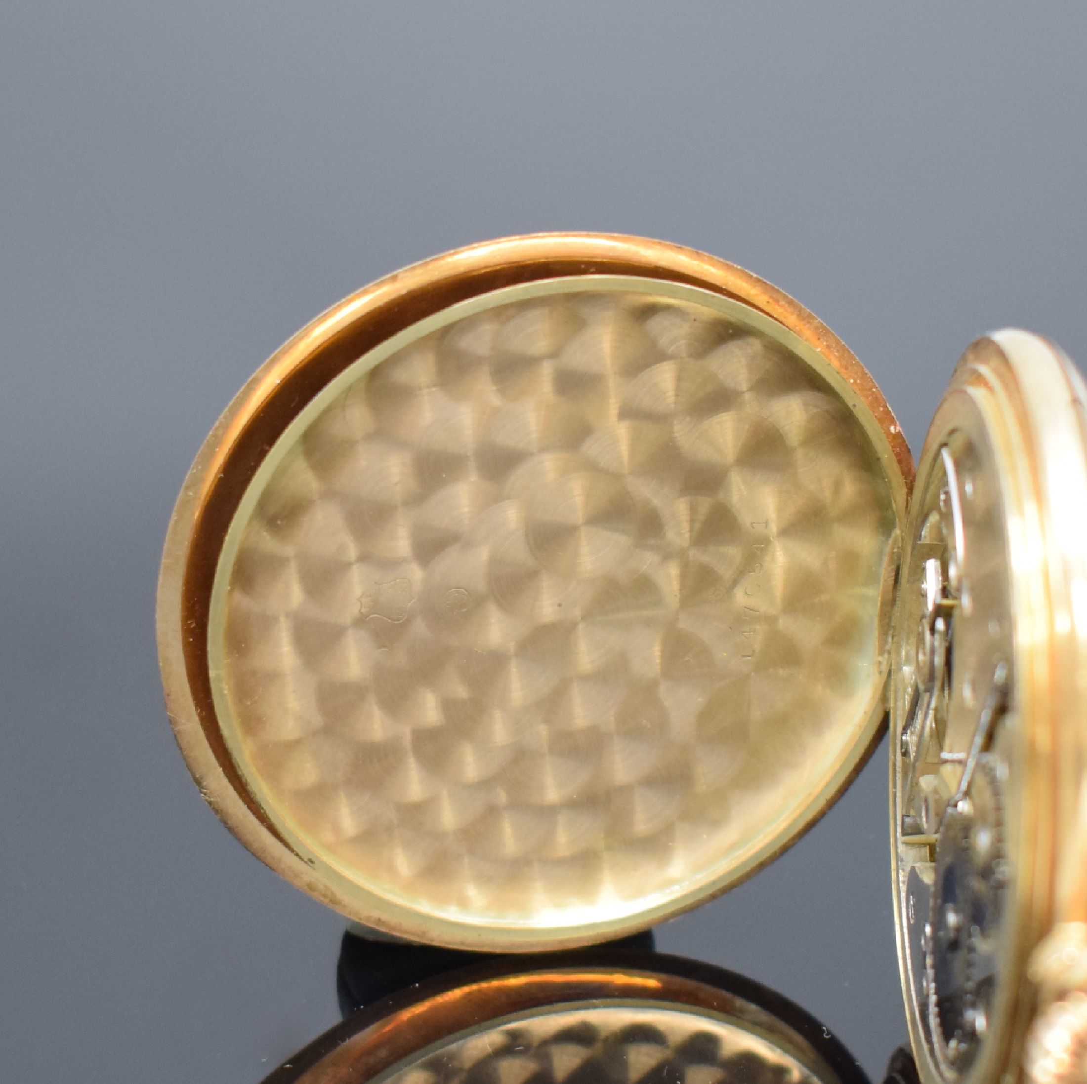 Detail f: Savonette Herrentaschenuhr in RG 585/000, Schweiz um 1910, 3-Deckel Goldgeh., Emailzifferbl. riss./besch., arab. Zahlen, gold. Zeiger, silb. Werk m. ...