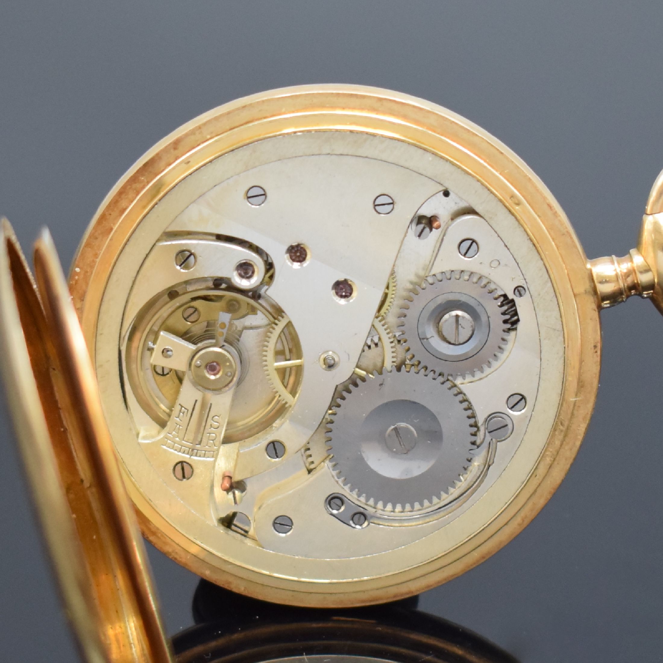 Detail g: Savonette Herrentaschenuhr in RG 585/000, Schweiz um 1910, 3-Deckel Goldgeh., Emailzifferbl. riss./besch., arab. Zahlen, gold. Zeiger, silb. Werk m. ...