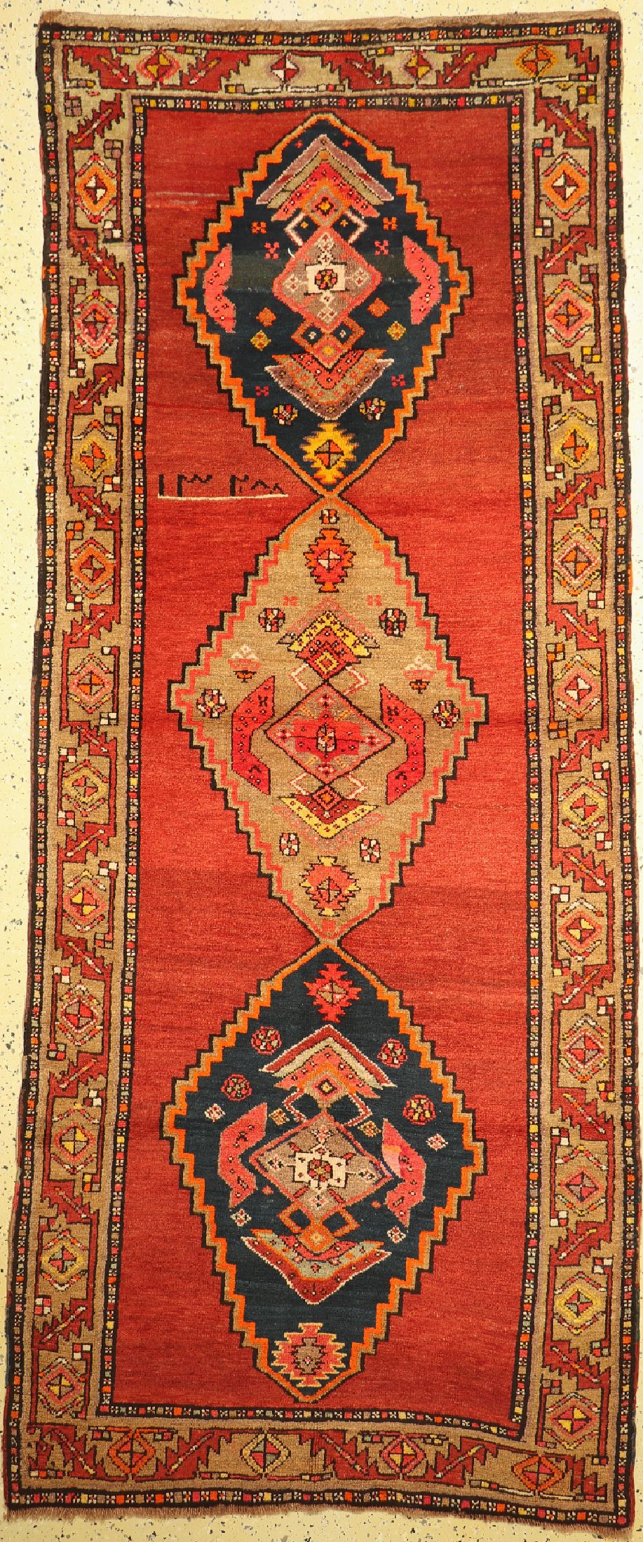Kazak antik, Kaukasus, datiert(1328) 1907 , Wolle auf Wolle, ca. 303 x 128 cm, EHZ: 2
