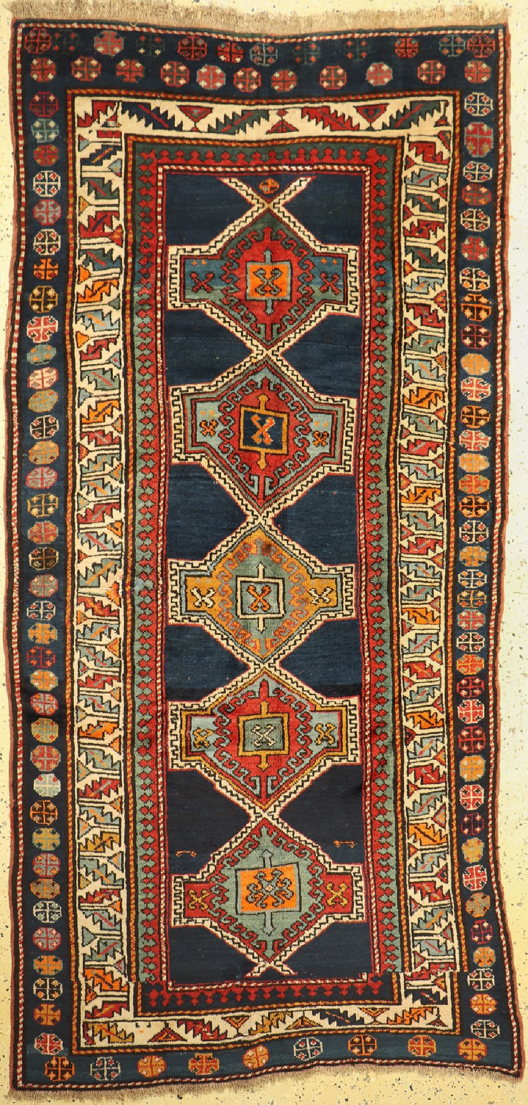 Karabagh alt, Kaukasus, um 1930/1940, Wolleauf Wolle, ca. 265 x 133 cm, EHZ: 2, kleiner Fleck & Restaurierung