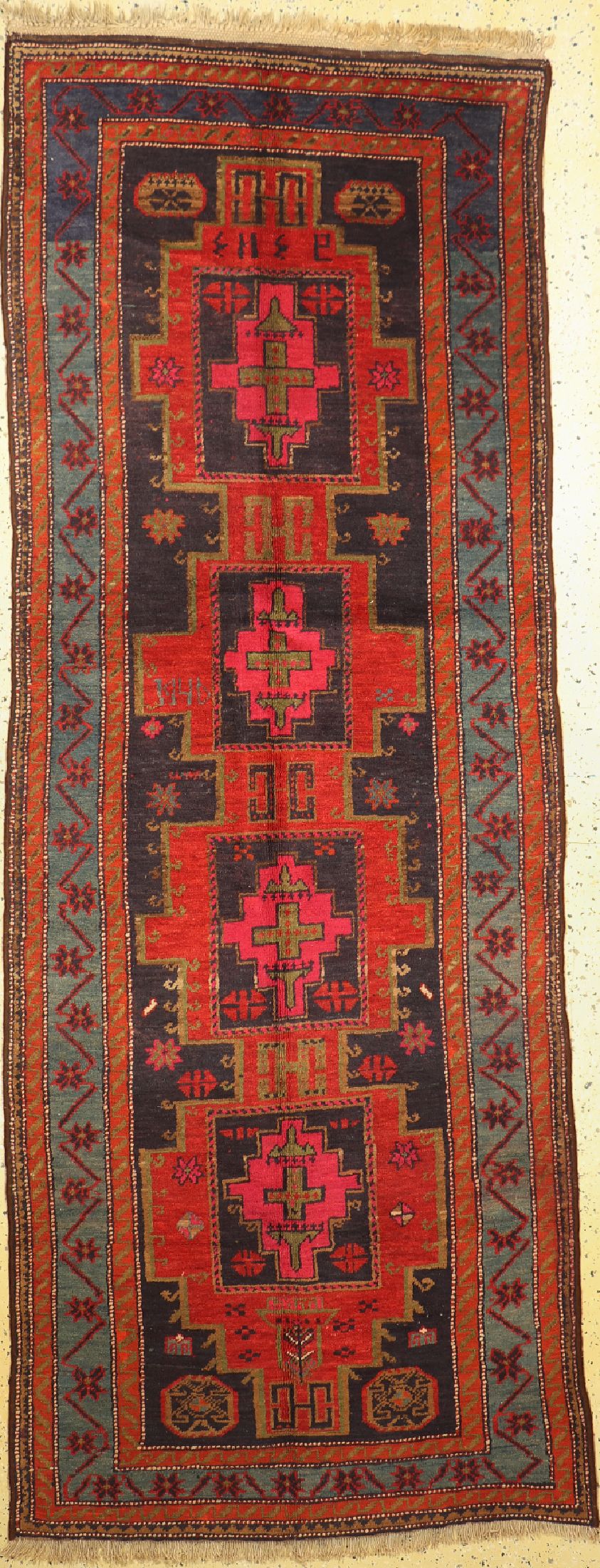Kazak alt, Kaukasus, datiert 1945 , Wolle auf Wolle, ca. 290 x 113 cm, EHZ: 2