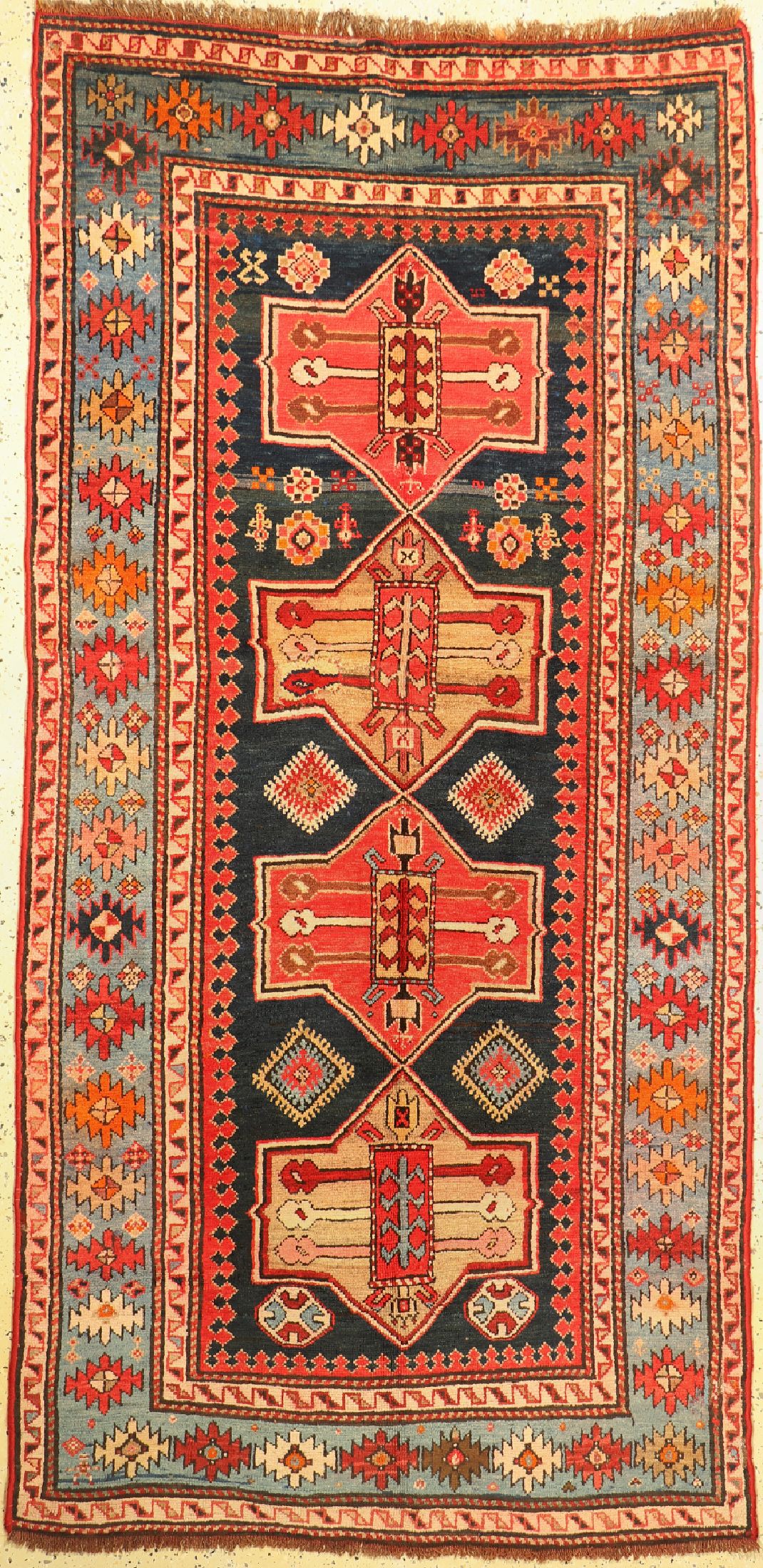 Kazak alt, Kaukasus, um 1930, Wolle auf Wolle, ca. 273 x 136 cm, EHZ: 2, restauriert