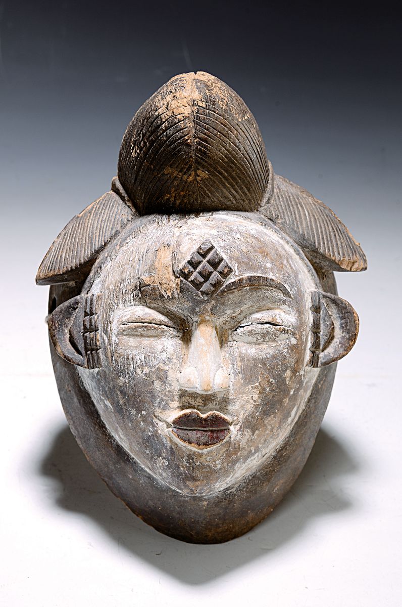 Gesichtsmaske, (Ba)Punu, Gabun, 20.Jh., Weichholz geschnitzt, Reste alter Kaolin -Fassung, Ritzdekor, trocknungsrissig, tlw. best. bzw. Alterssp., H. ...