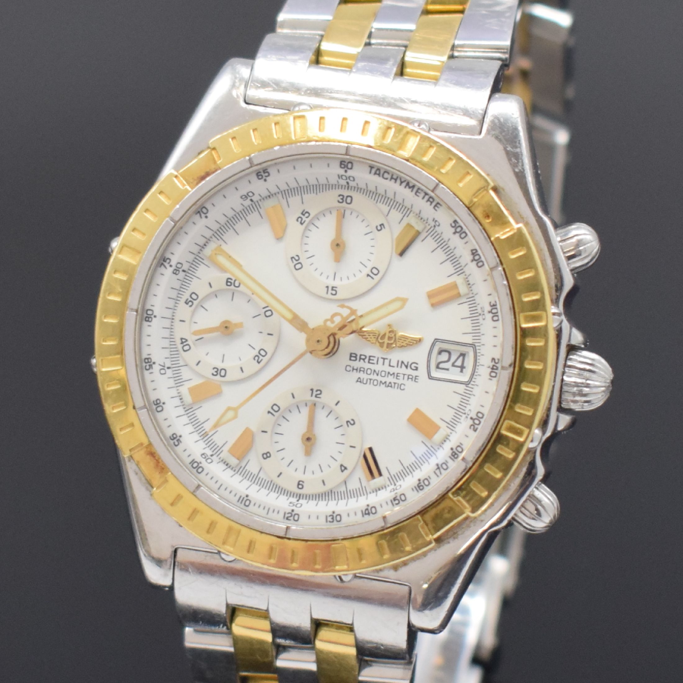 Detail a: BREITLING Herrenchronograph in Stahl / Gold Referenz D13352, Schweiz um 2000, Automatik, verschr. Geh. m. orig. Pilotband, eins. drehb. gold. ...