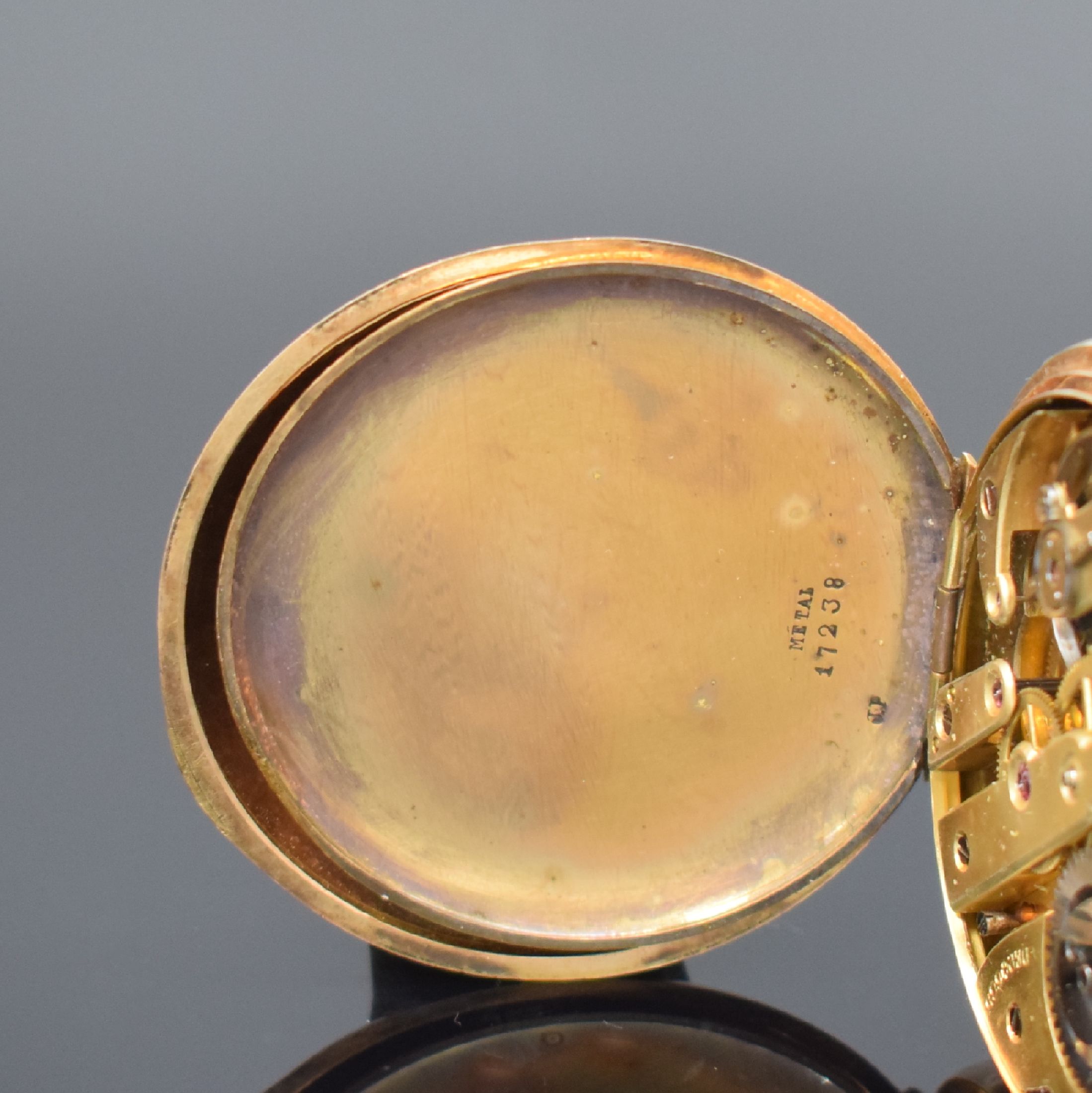 Detail d: TEUTONIA offene Taschenuhr in RG 585/000, Schweiz um 1900, Metallcuvette, Emailzifferbl. m. arab. Zahlen, 24-Std.-Aufkleber sp., gold. Zeiger, verg. ...
