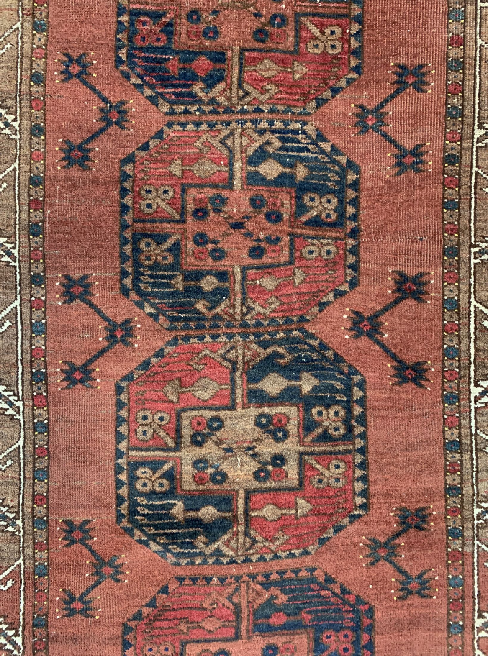 Detail b: Konvolut aus Persischem Belutsch & 2 Afganischem Ersari, um 1900/1920, Wolle auf Wolle, ca. 210 x 120 cm, EHZ: 3
