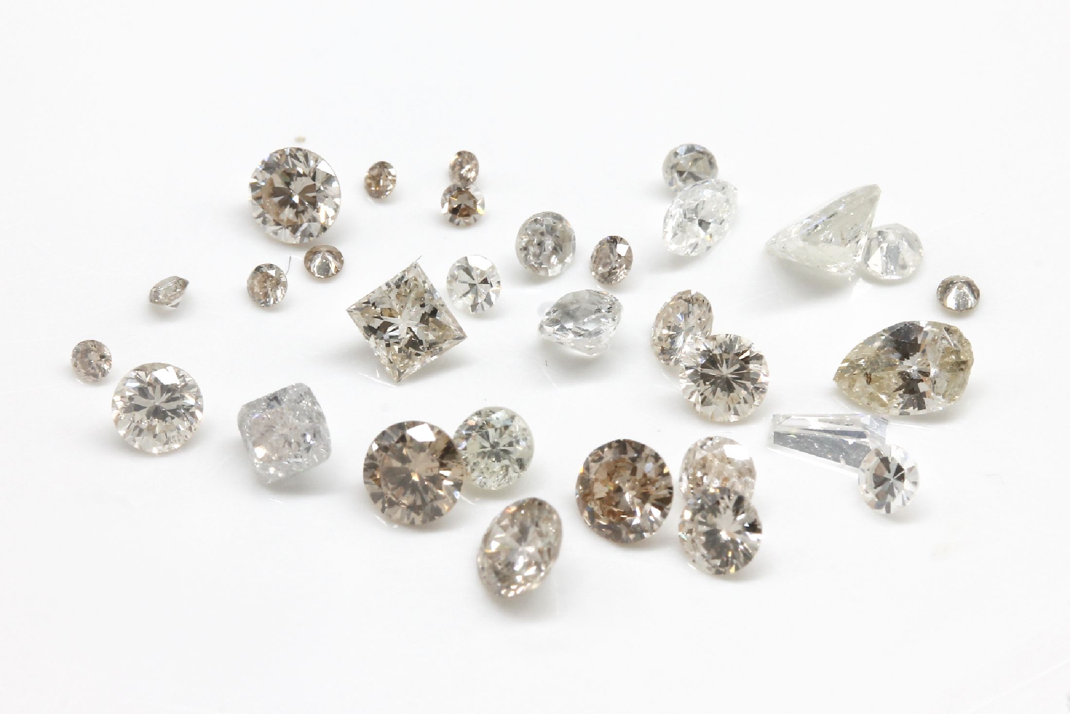 Lot Brillanten und Diamanten, zus. ca. 2.30ct Weiß-get.Weiß/si-p und light Yellow-Braun, z.T. besch.