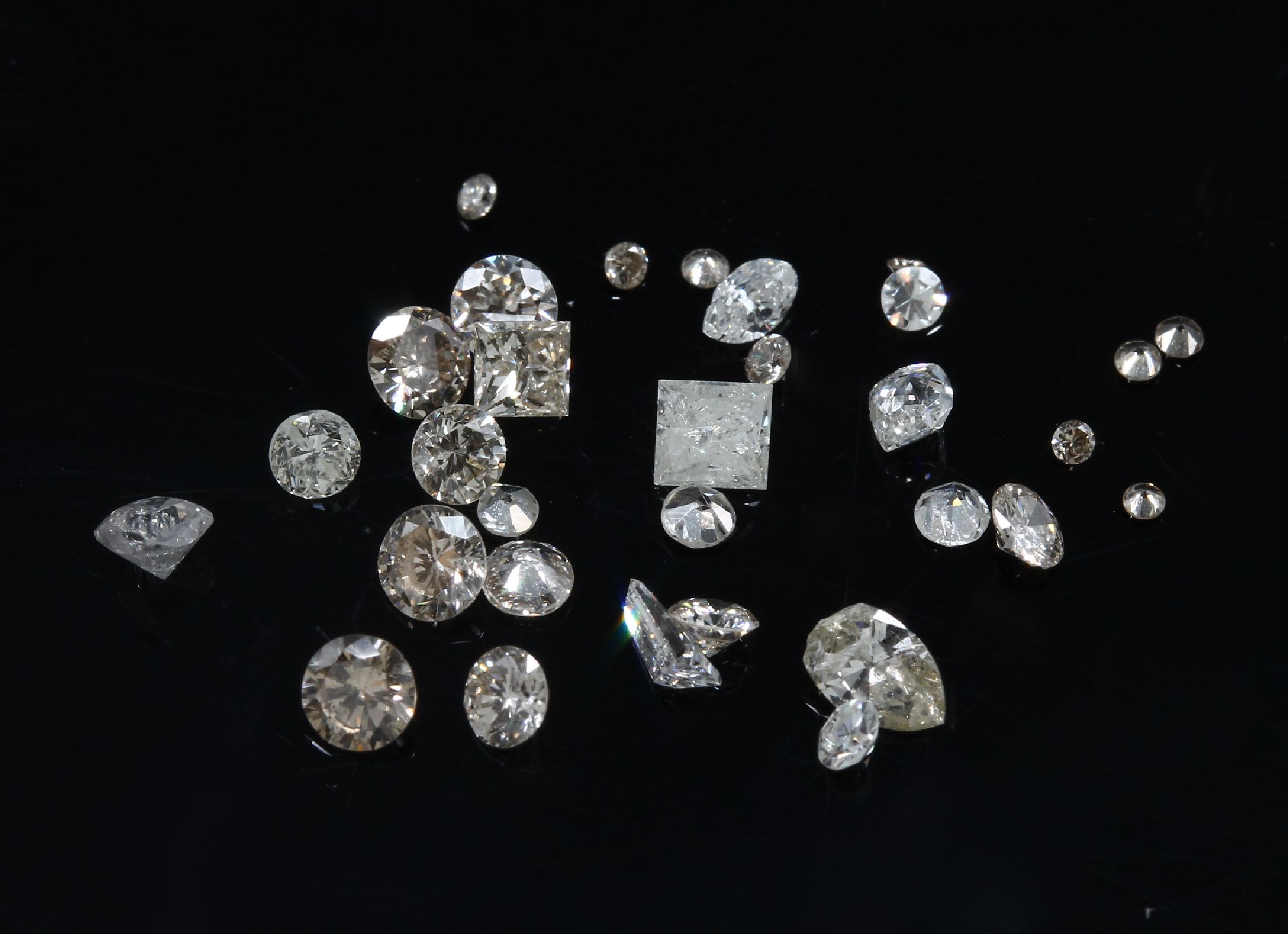 Detail a: Lot Brillanten und Diamanten, zus. ca. 2.30ct Weiß-get.Weiß/si-p und light Yellow-Braun, z.T. besch.