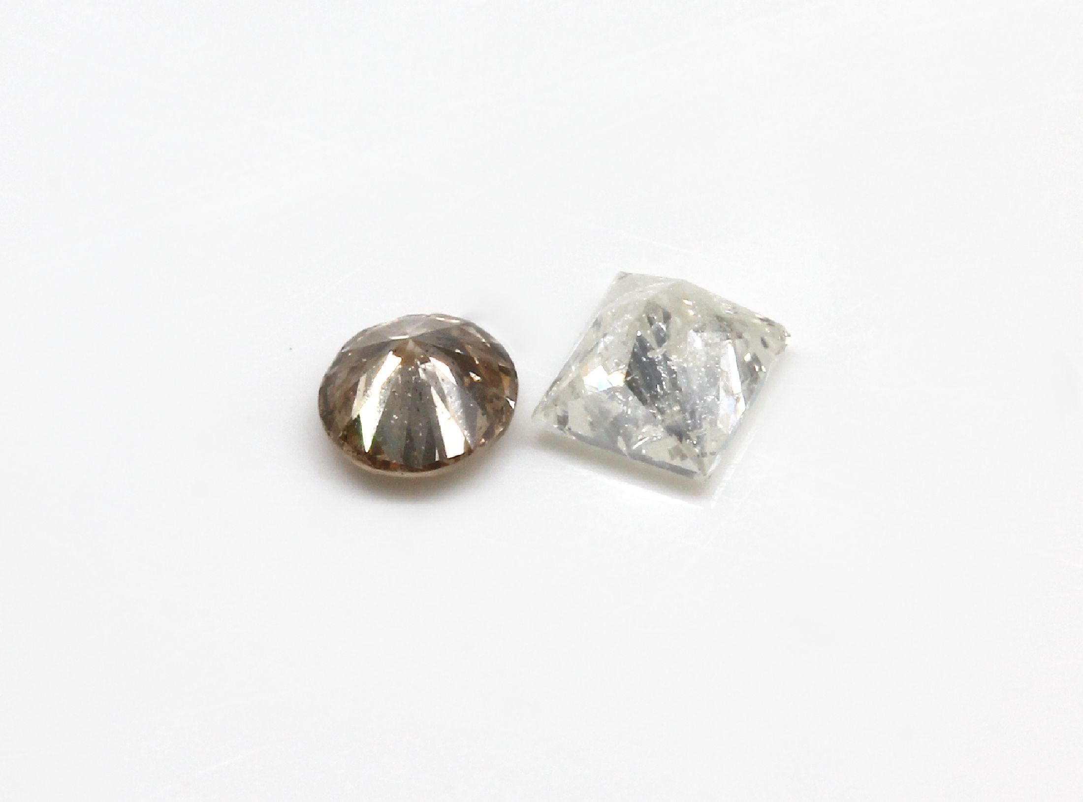 Detail c: Lot Brillanten und Diamanten, zus. ca. 2.30ct Weiß-get.Weiß/si-p und light Yellow-Braun, z.T. besch.