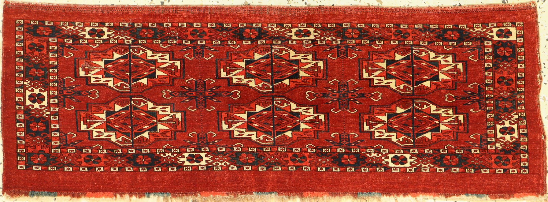 Tekke Torba fein antik, Turkmenistan, 19.Jhd, Wolle auf Wolle, ca. 110 x 40 cm, leichter Mottenfraß, EHZ: 2