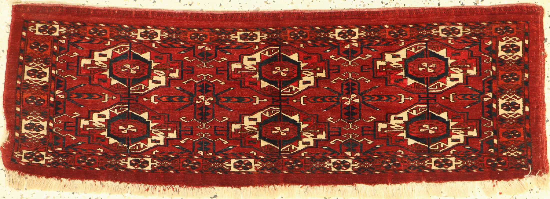 Tekke Torba fein antik, Turkmenistan, 19.Jhd, Wolle auf Wolle, ca. 108 x 36 cm, Mottenfraß, EHZ: 2-3