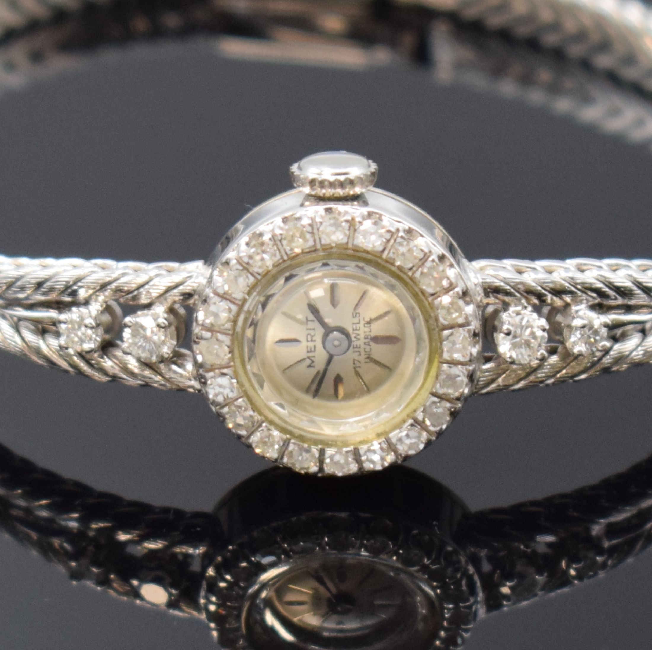 Detail a: MERIT Damenarmbanduhr in WG 585/000 mit Diamanten, Schweiz um 1970, Handaufzug, Boden aufgedr., Lünette aufw. m. Diamanten bes., silb. Zifferbl. m. ...