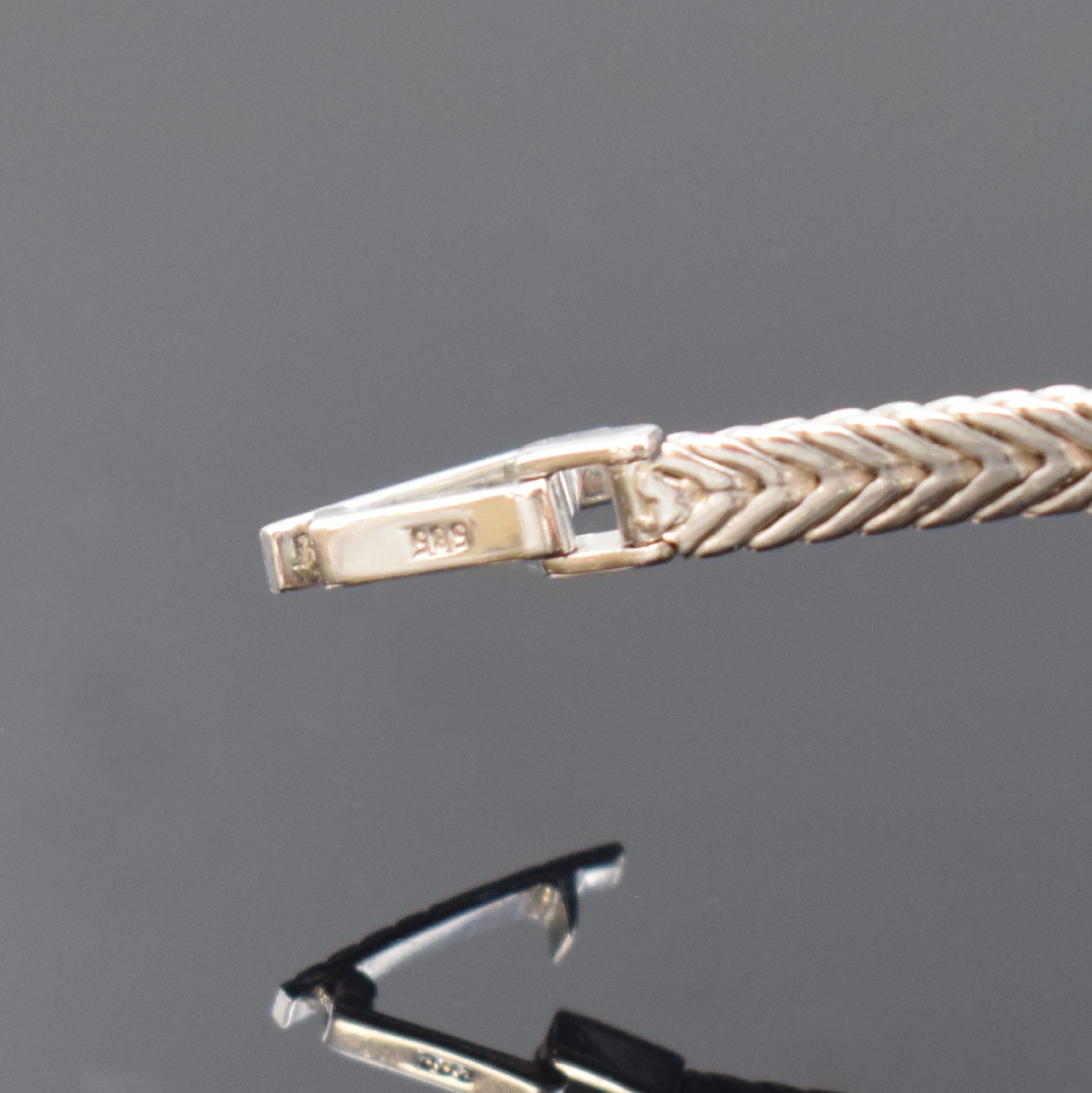 Detail b: MERIT Damenarmbanduhr in WG 585/000 mit Diamanten, Schweiz um 1970, Handaufzug, Boden aufgedr., Lünette aufw. m. Diamanten bes., silb. Zifferbl. m. ...