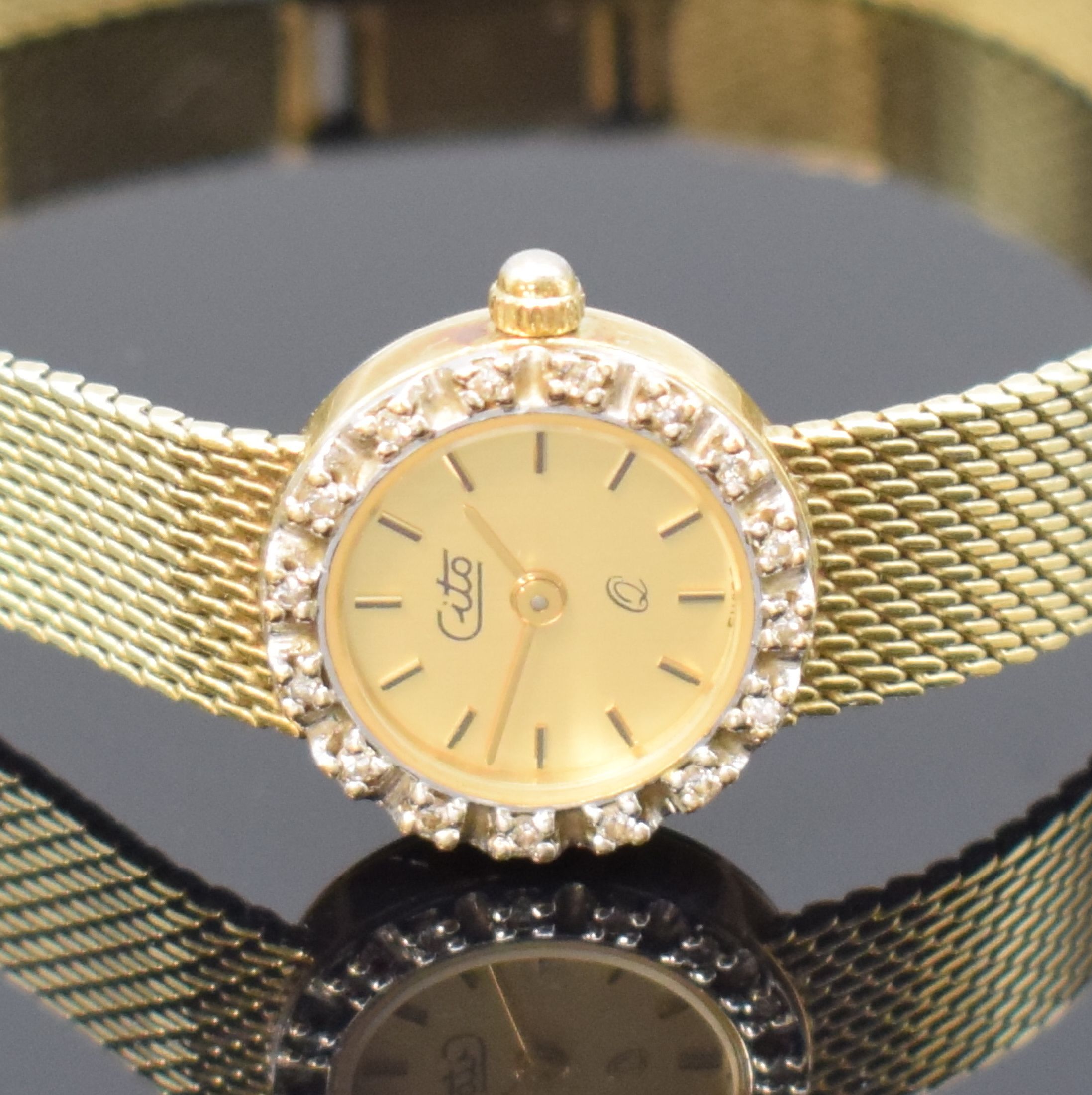 Detail a: CITO Damenarmbanduhr in GG 585/000 mit Diamanten, Schweiz um 1975, quarz, Lünette aufw. m. Diamanten bes., Boden aufgedr., champagnerfarb. Zifferbl. ...