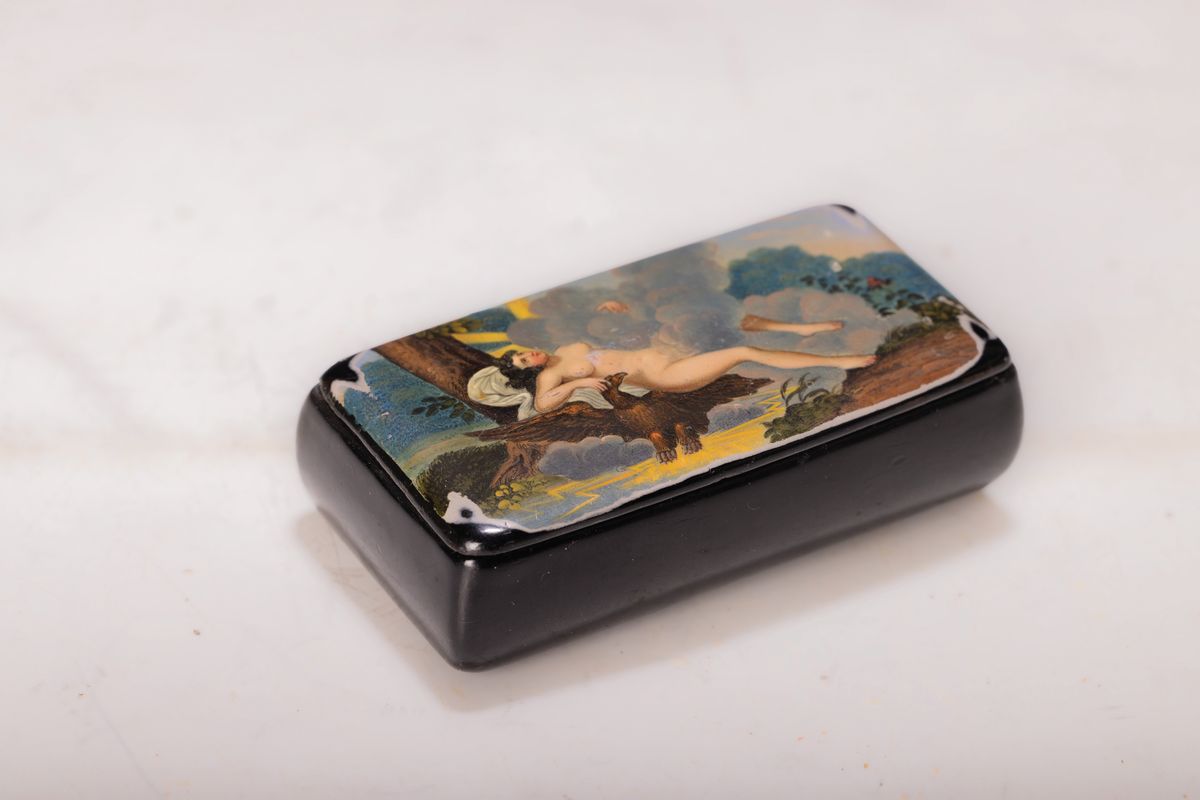 Schnupftabaksdose / Tabatière, deutsch, um 1850, Schwarzlack, Deckel bunt mit Motiv brennender Jungfrau, Jupiter als schwarze Wolke beglückt eine ...