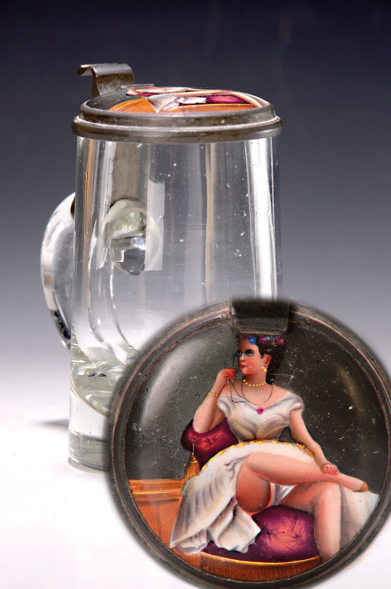 Bierkrug, deutsch, um 1880-90, farbloses Glas, Zinndeckel mit Porzellaneinlage, diese bunt lithographiert mit anstössig sitzender Dame, H. ca. 15cm