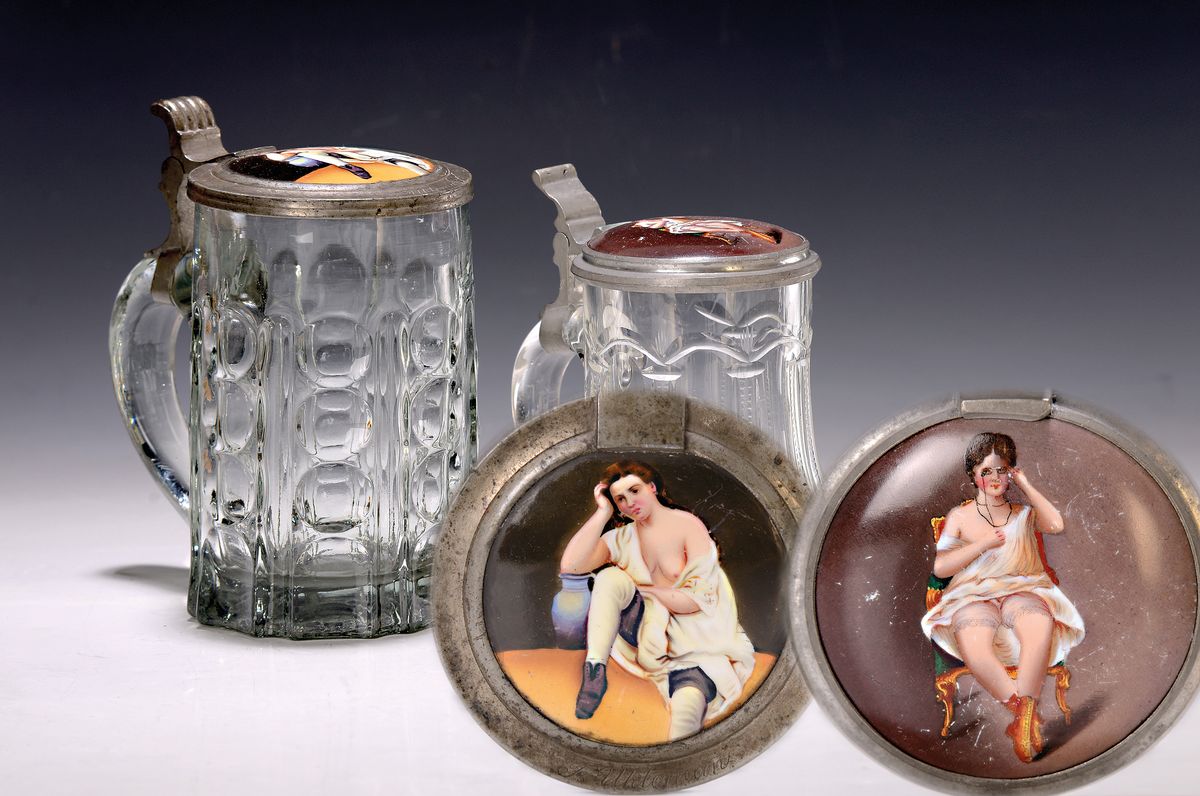 2 Bierkrüge, deutsch, um 1890-1900, farbloses Glas in die Form geblasen, Zinndeckel mit Porzellaneinlagen, diese bunt lithographiert mit weiblichen ...