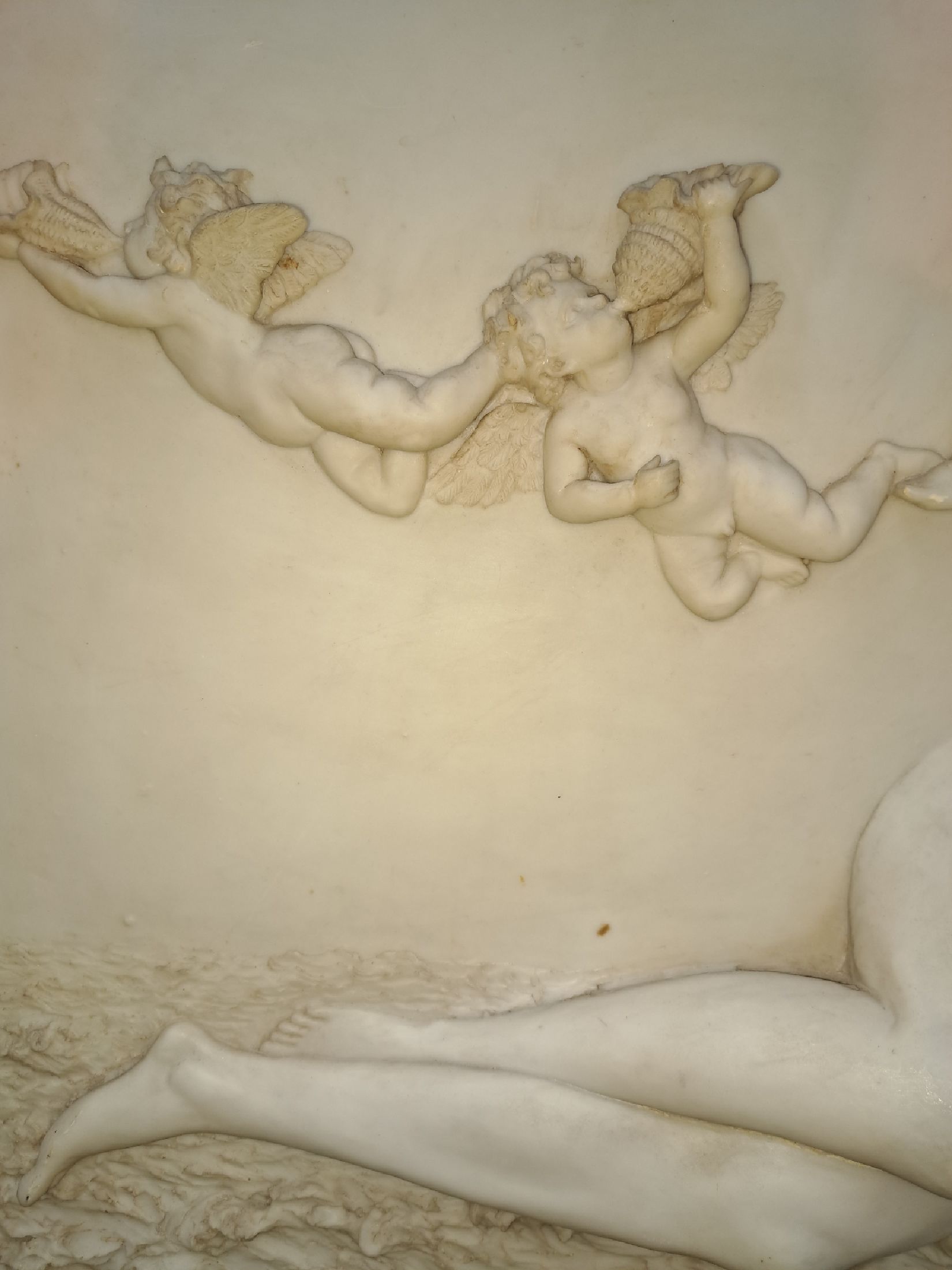 Detail a: Kunstguß: Großes Relief, Mitte 20.Jh., Polymerguß, Venus nach den Vorbildern von Tizian, Canova u. Francesco Albani, liegender Akt umschwirrt von ...