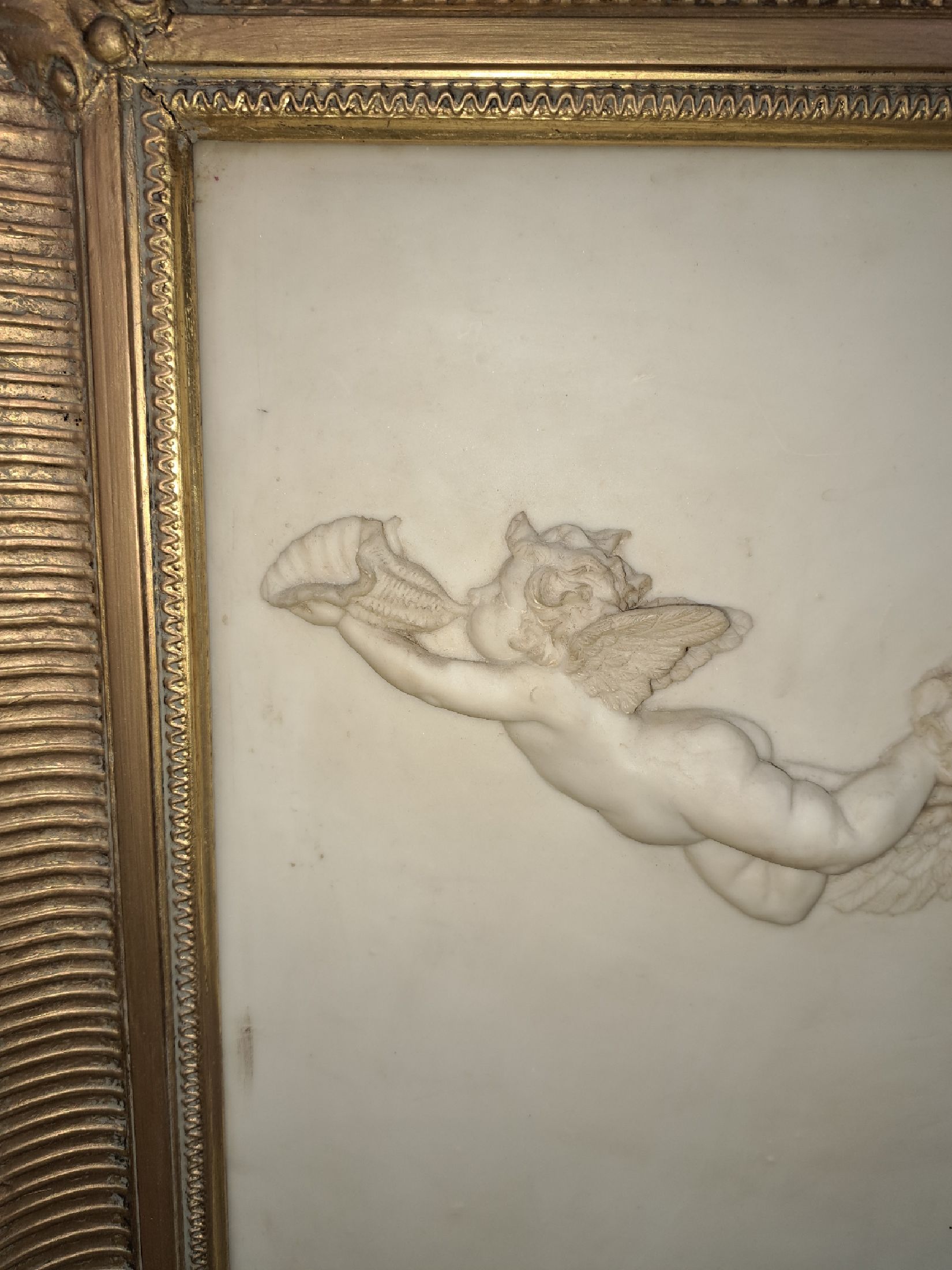 Detail b: Kunstguß: Großes Relief, Mitte 20.Jh., Polymerguß, Venus nach den Vorbildern von Tizian, Canova u. Francesco Albani, liegender Akt umschwirrt von ...