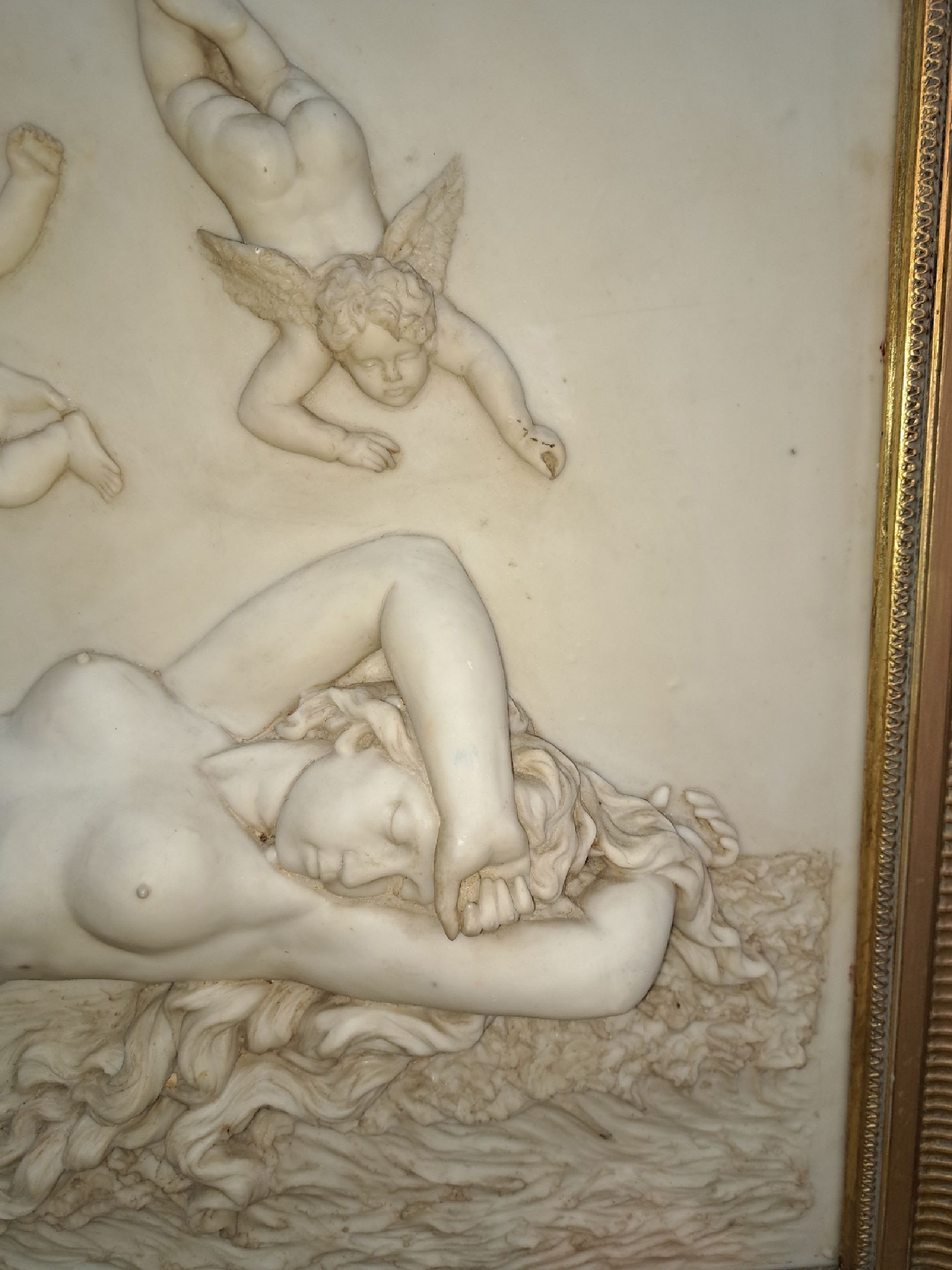 Detail d: Kunstguß: Großes Relief, Mitte 20.Jh., Polymerguß, Venus nach den Vorbildern von Tizian, Canova u. Francesco Albani, liegender Akt umschwirrt von ...