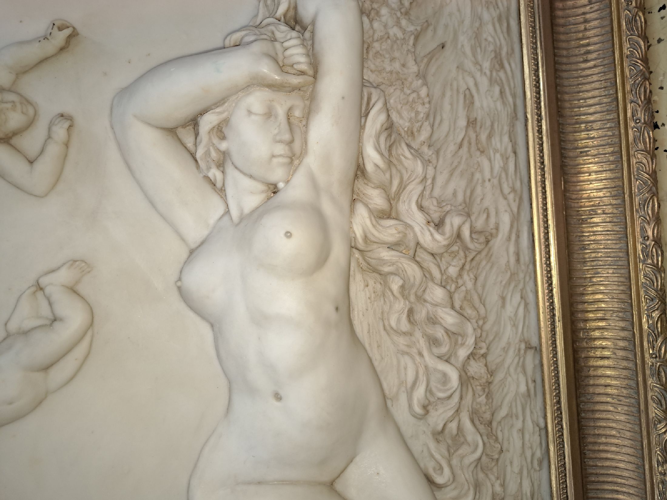 Detail e: Kunstguß: Großes Relief, Mitte 20.Jh., Polymerguß, Venus nach den Vorbildern von Tizian, Canova u. Francesco Albani, liegender Akt umschwirrt von ...