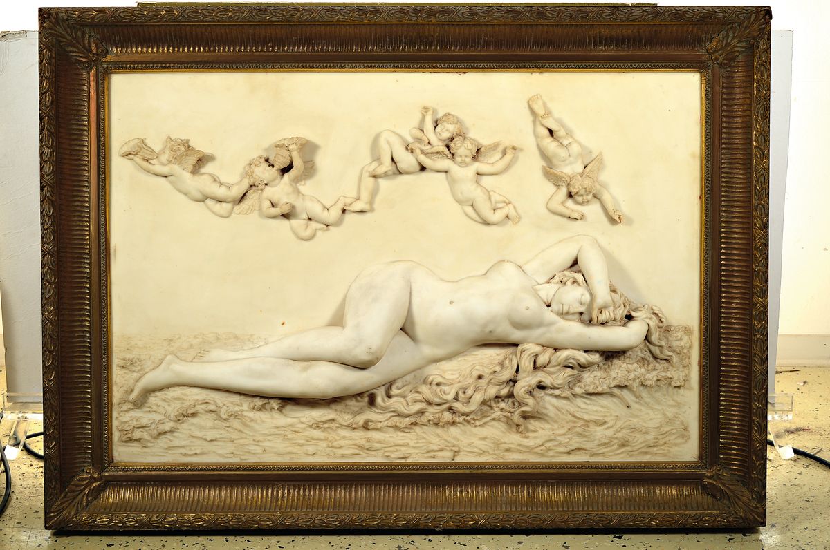 Detail k: Kunstguß: Großes Relief, Mitte 20.Jh., Polymerguß, Venus nach den Vorbildern von Tizian, Canova u. Francesco Albani, liegender Akt umschwirrt von ...