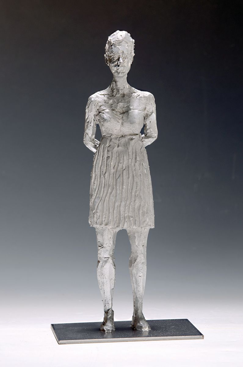 Stephan Balkenhol, geb. 1957, stehende Frau, Metallskulptur/ massiver Antimon Hartbleiguss, auf der Unterseite der Plinthe signiert und num. " ...