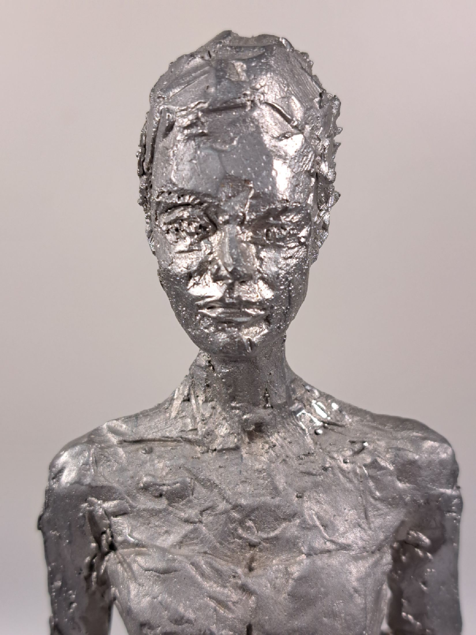 Detail a: Stephan Balkenhol, geb. 1957, stehende Frau, Metallskulptur/ massiver Antimon Hartbleiguss, auf der Unterseite der Plinthe signiert und num. " ...