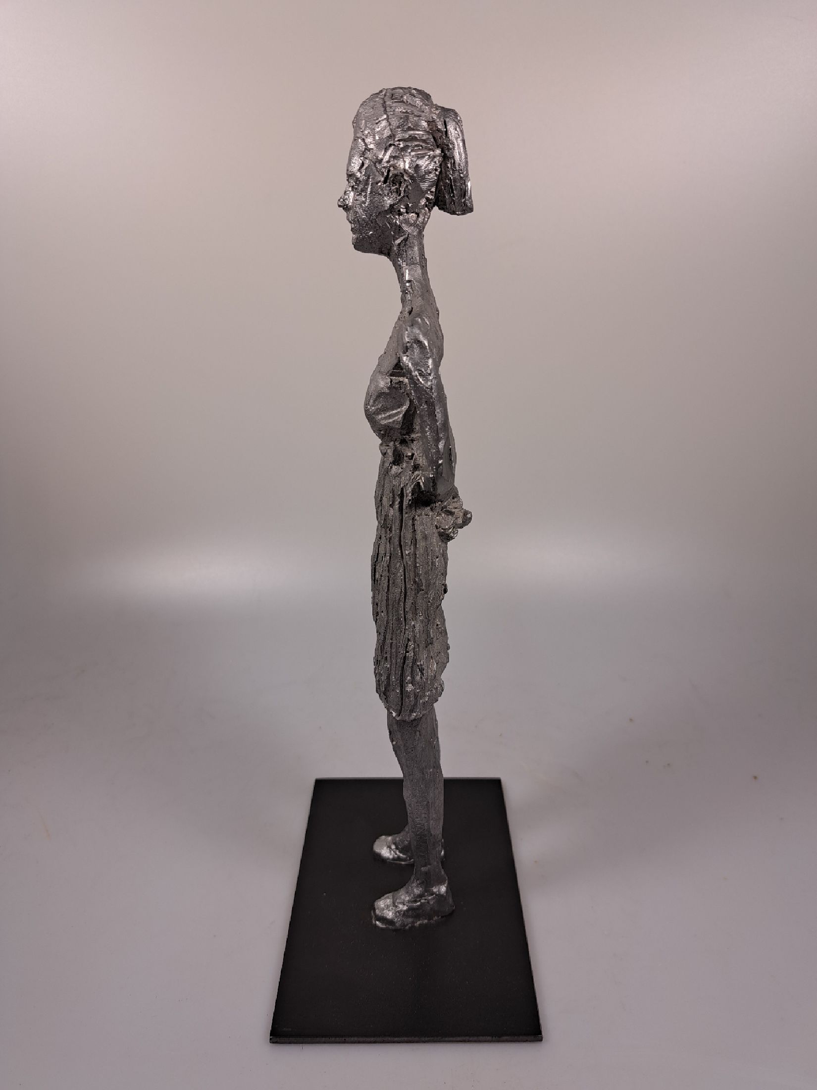 Detail b: Stephan Balkenhol, geb. 1957, stehende Frau, Metallskulptur/ massiver Antimon Hartbleiguss, auf der Unterseite der Plinthe signiert und num. " ...