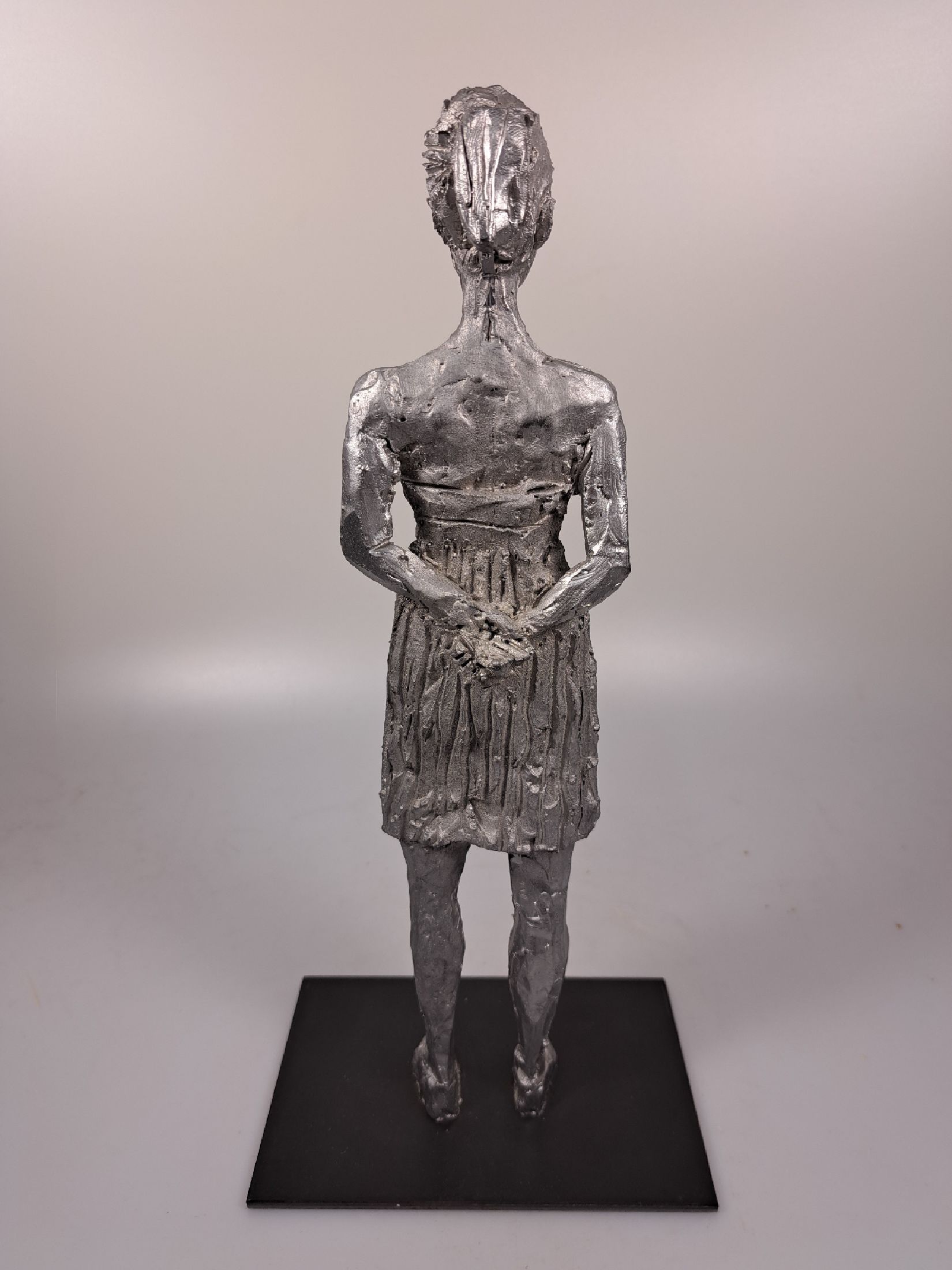 Detail c: Stephan Balkenhol, geb. 1957, stehende Frau, Metallskulptur/ massiver Antimon Hartbleiguss, auf der Unterseite der Plinthe signiert und num. " ...
