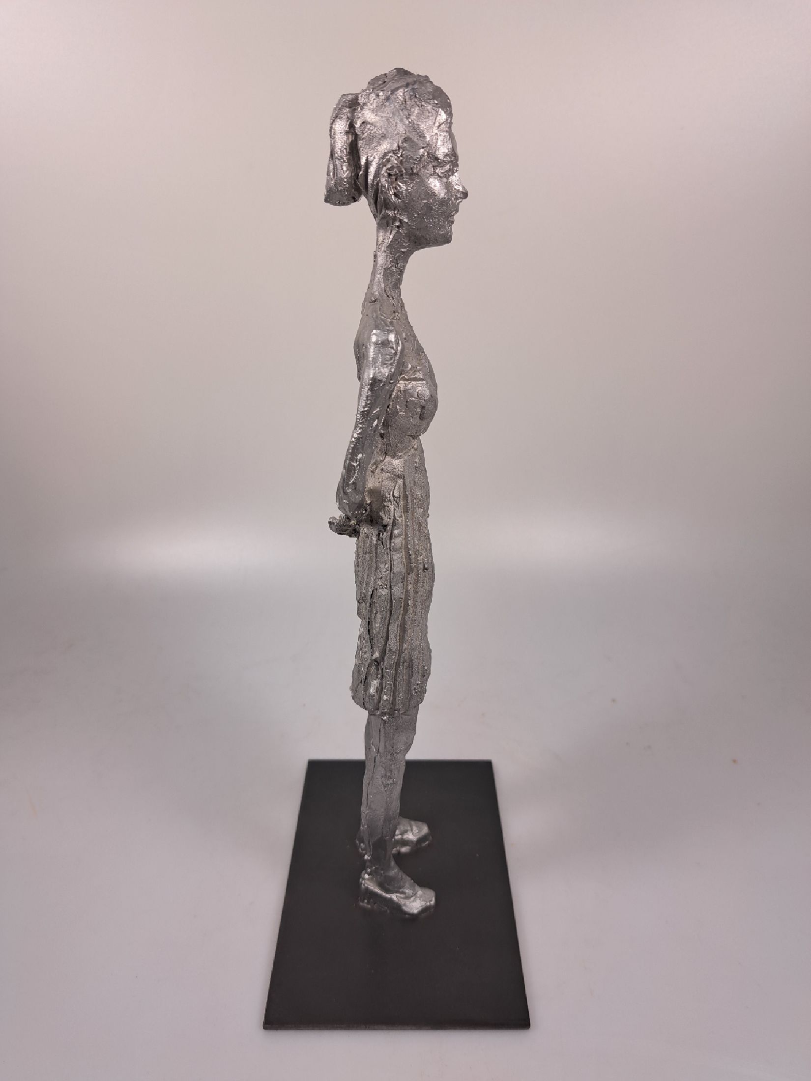 Detail d: Stephan Balkenhol, geb. 1957, stehende Frau, Metallskulptur/ massiver Antimon Hartbleiguss, auf der Unterseite der Plinthe signiert und num. " ...