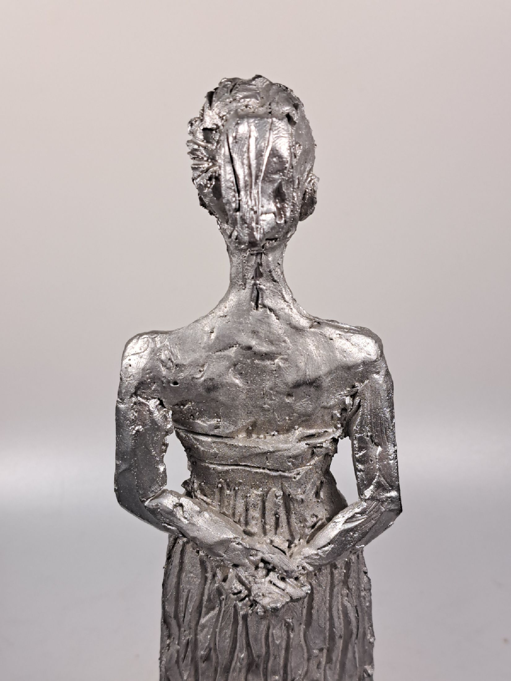 Detail e: Stephan Balkenhol, geb. 1957, stehende Frau, Metallskulptur/ massiver Antimon Hartbleiguss, auf der Unterseite der Plinthe signiert und num. " ...