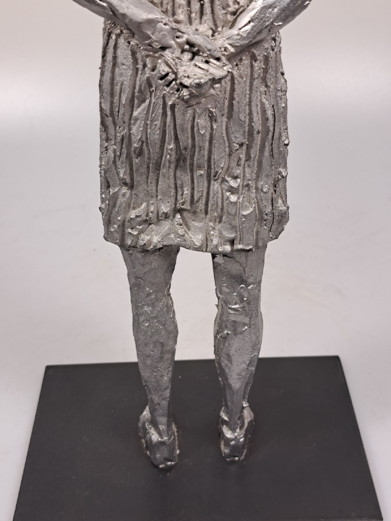 Detail f: Stephan Balkenhol, geb. 1957, stehende Frau, Metallskulptur/ massiver Antimon Hartbleiguss, auf der Unterseite der Plinthe signiert und num. " ...