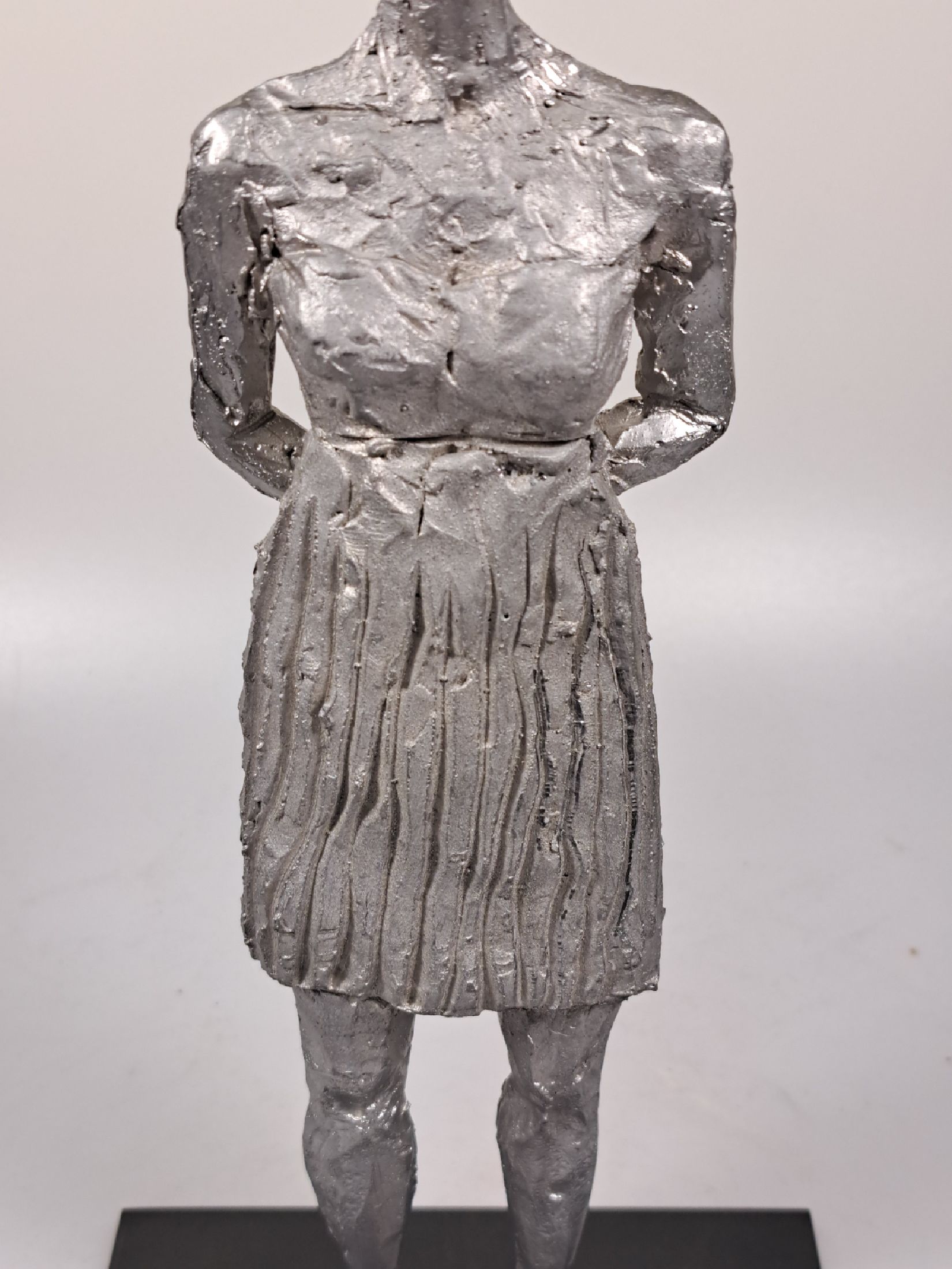 Detail g: Stephan Balkenhol, geb. 1957, stehende Frau, Metallskulptur/ massiver Antimon Hartbleiguss, auf der Unterseite der Plinthe signiert und num. " ...