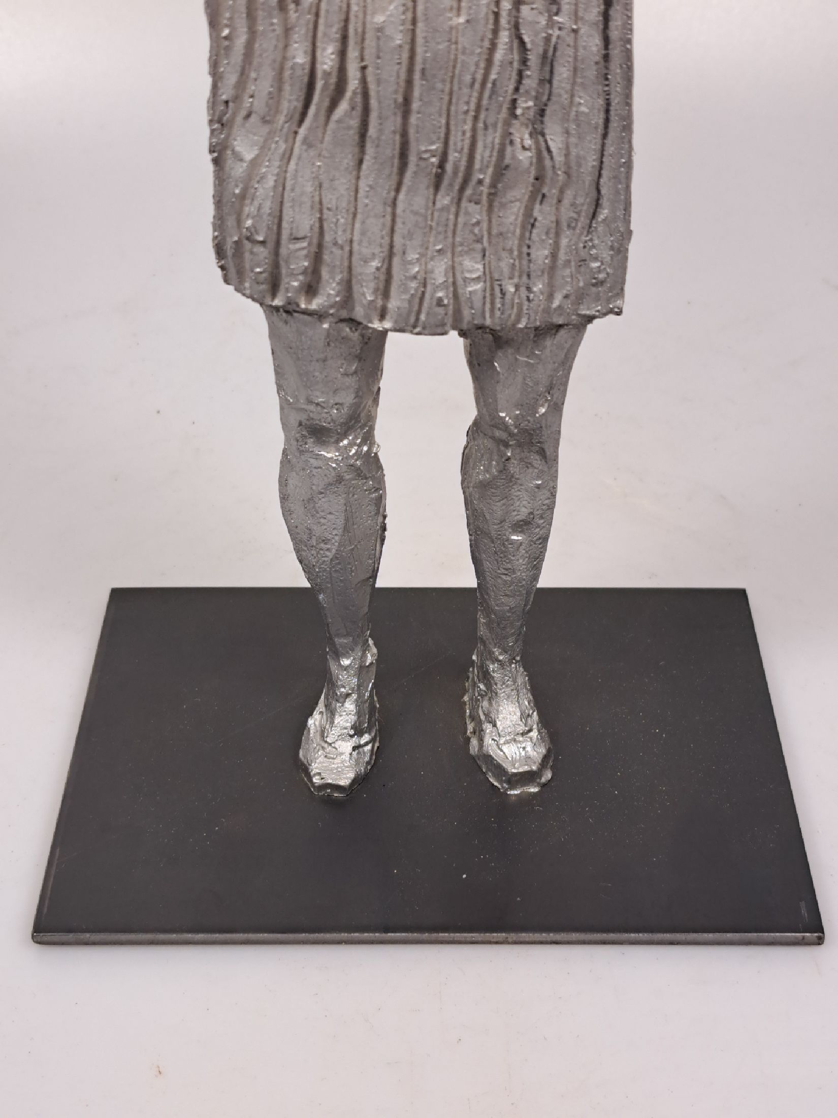 Detail h: Stephan Balkenhol, geb. 1957, stehende Frau, Metallskulptur/ massiver Antimon Hartbleiguss, auf der Unterseite der Plinthe signiert und num. " ...