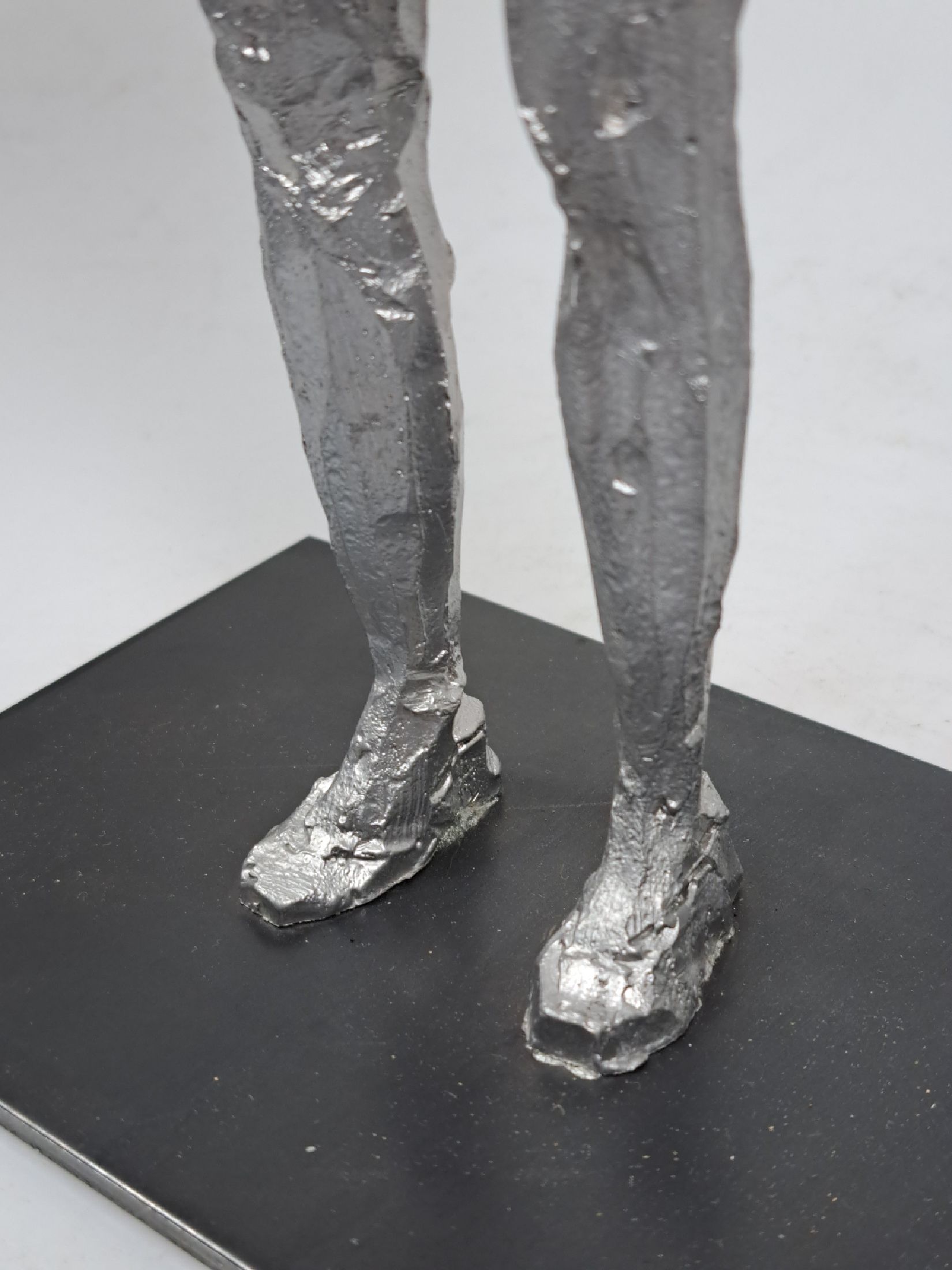Detail i: Stephan Balkenhol, geb. 1957, stehende Frau, Metallskulptur/ massiver Antimon Hartbleiguss, auf der Unterseite der Plinthe signiert und num. " ...