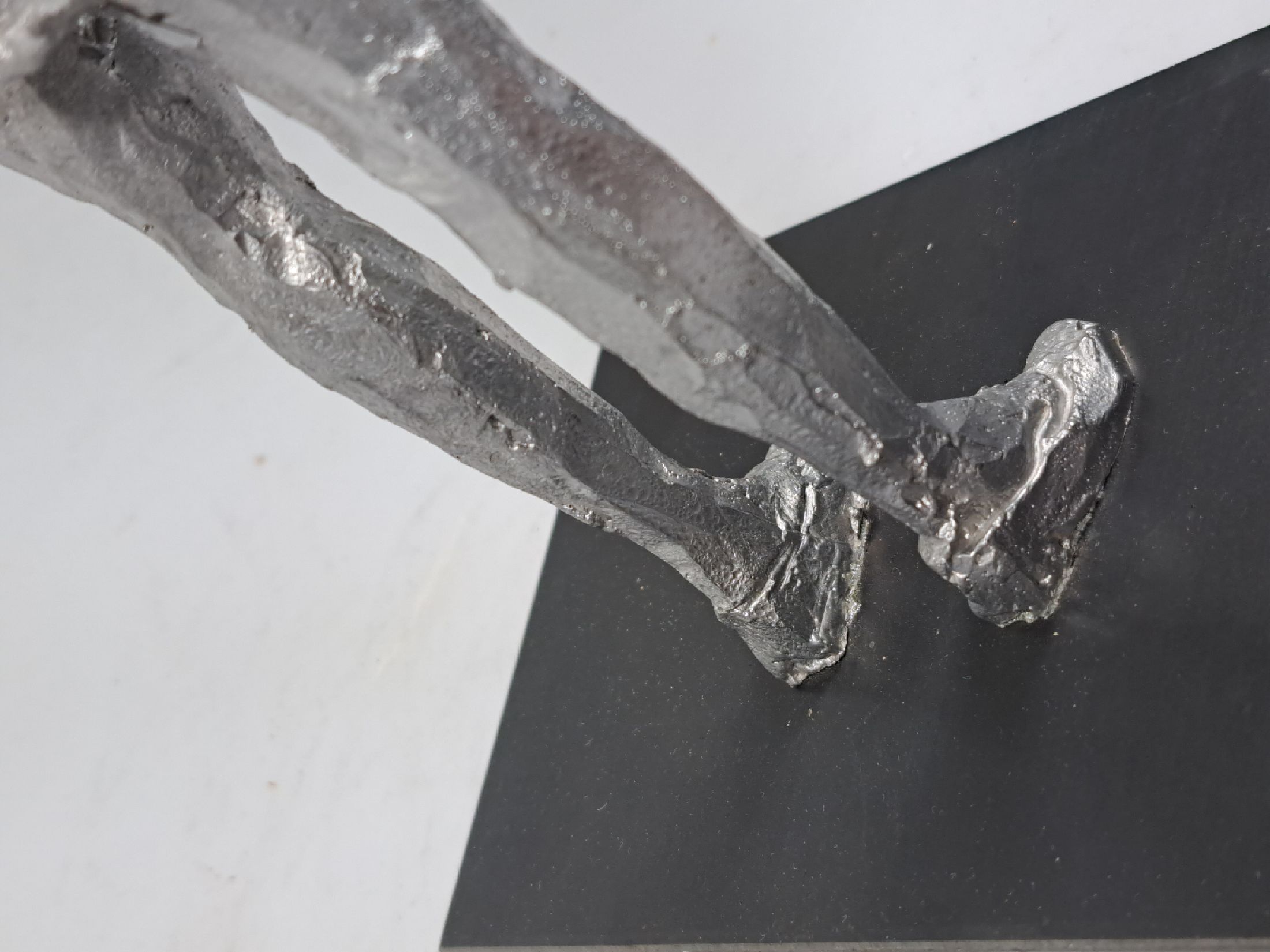 Detail j: Stephan Balkenhol, geb. 1957, stehende Frau, Metallskulptur/ massiver Antimon Hartbleiguss, auf der Unterseite der Plinthe signiert und num. " ...