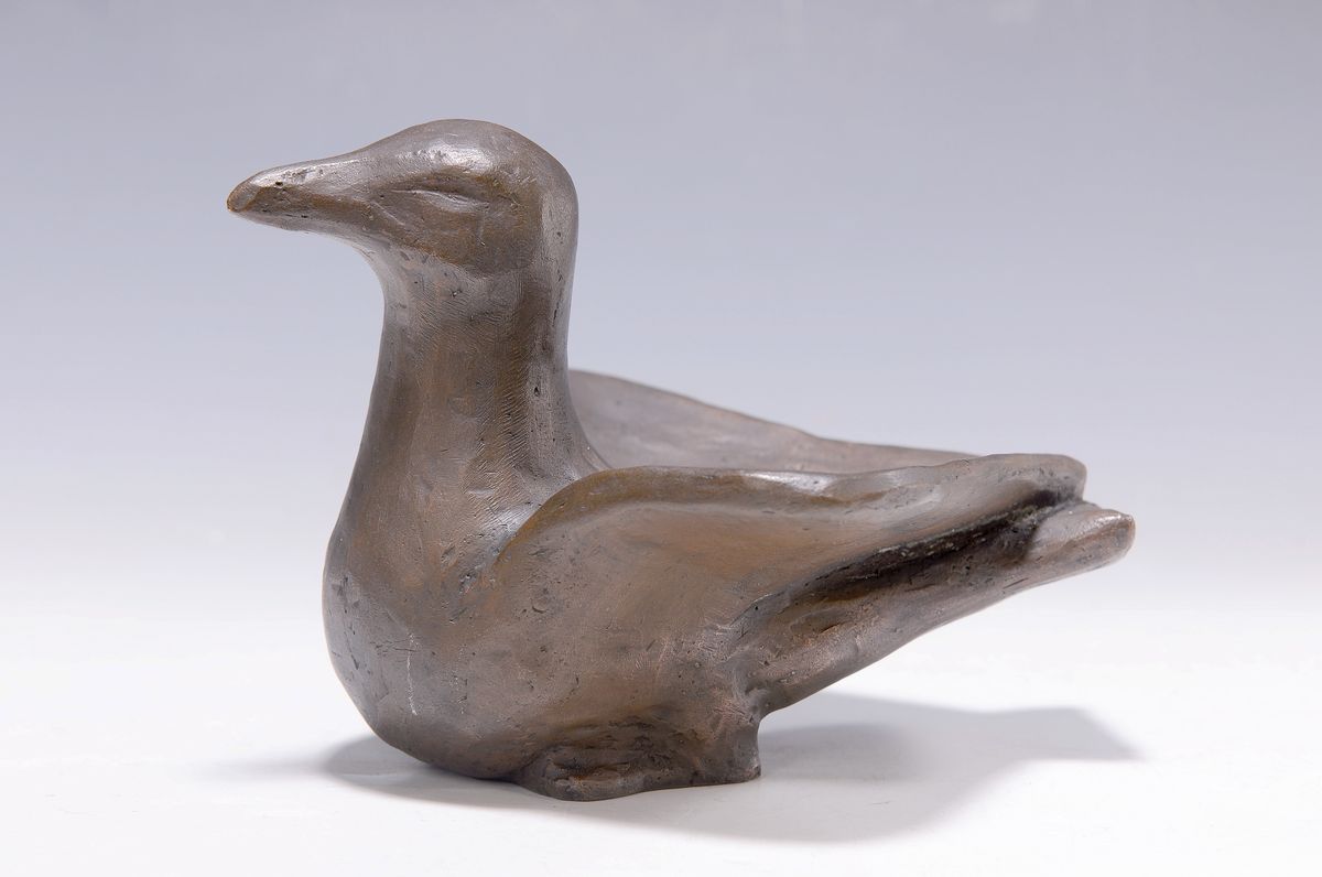 Zeitgenössische Bronzeskulptur einer Taube, monogr. TR o.ä., ca. 13x18x16.5 cm