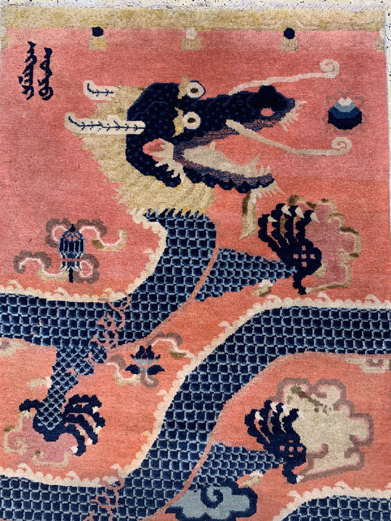 Detail b: Drachen Säulenteppich China, mit Manchu Inschrift, 19.Jhd, Wolle auf Baumwolle, ca. 196 x 93 cm, EHZ: 2