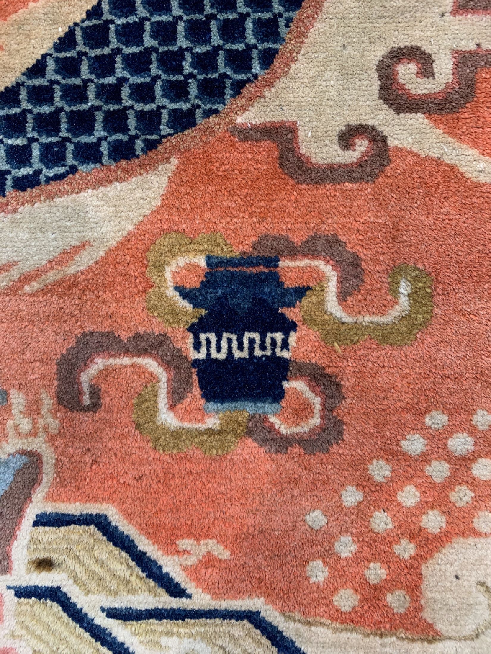 Detail d: Drachen Säulenteppich China, mit Manchu Inschrift, 19.Jhd, Wolle auf Baumwolle, ca. 196 x 93 cm, EHZ: 2