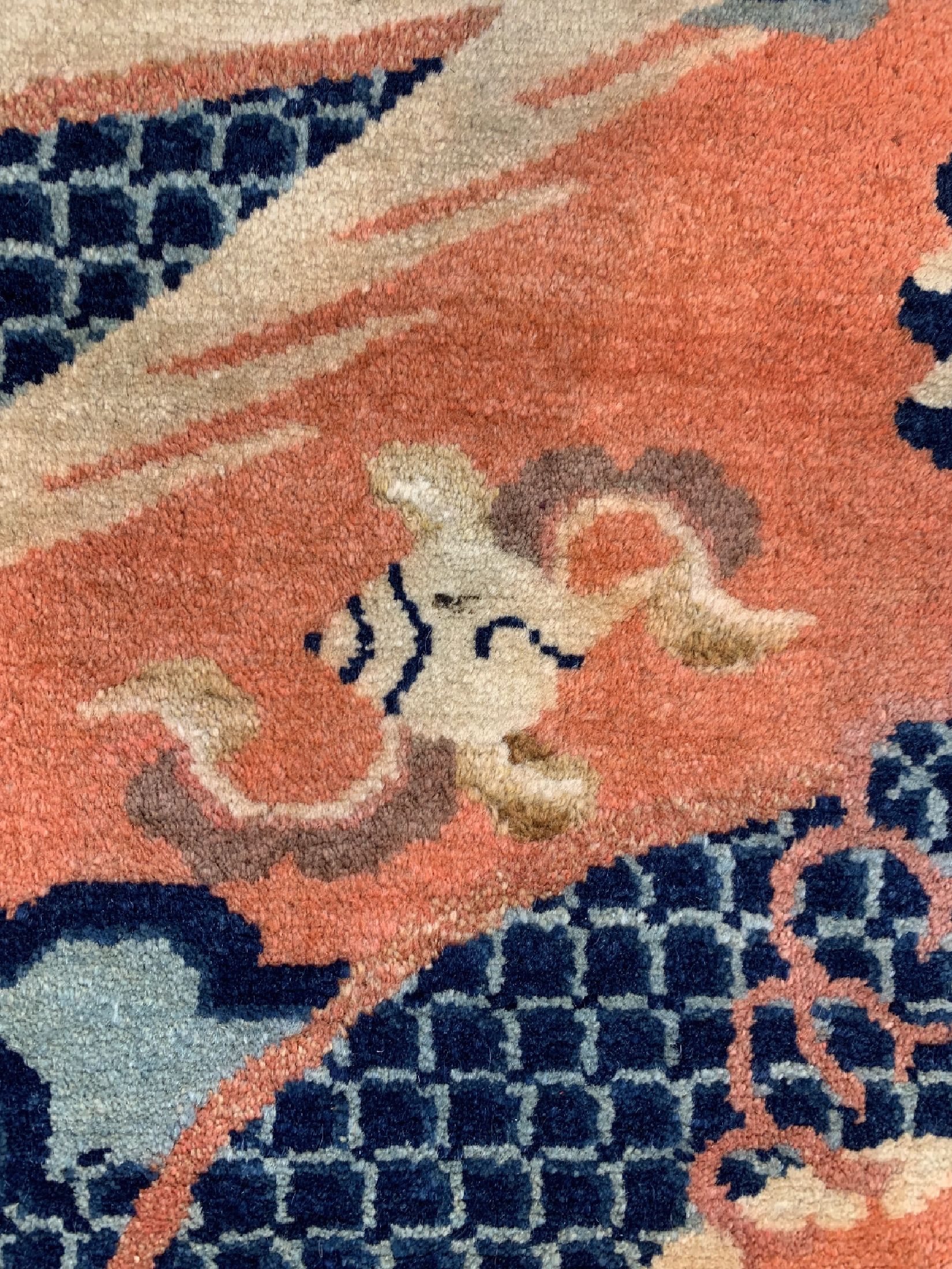 Detail e: Drachen Säulenteppich China, mit Manchu Inschrift, 19.Jhd, Wolle auf Baumwolle, ca. 196 x 93 cm, EHZ: 2