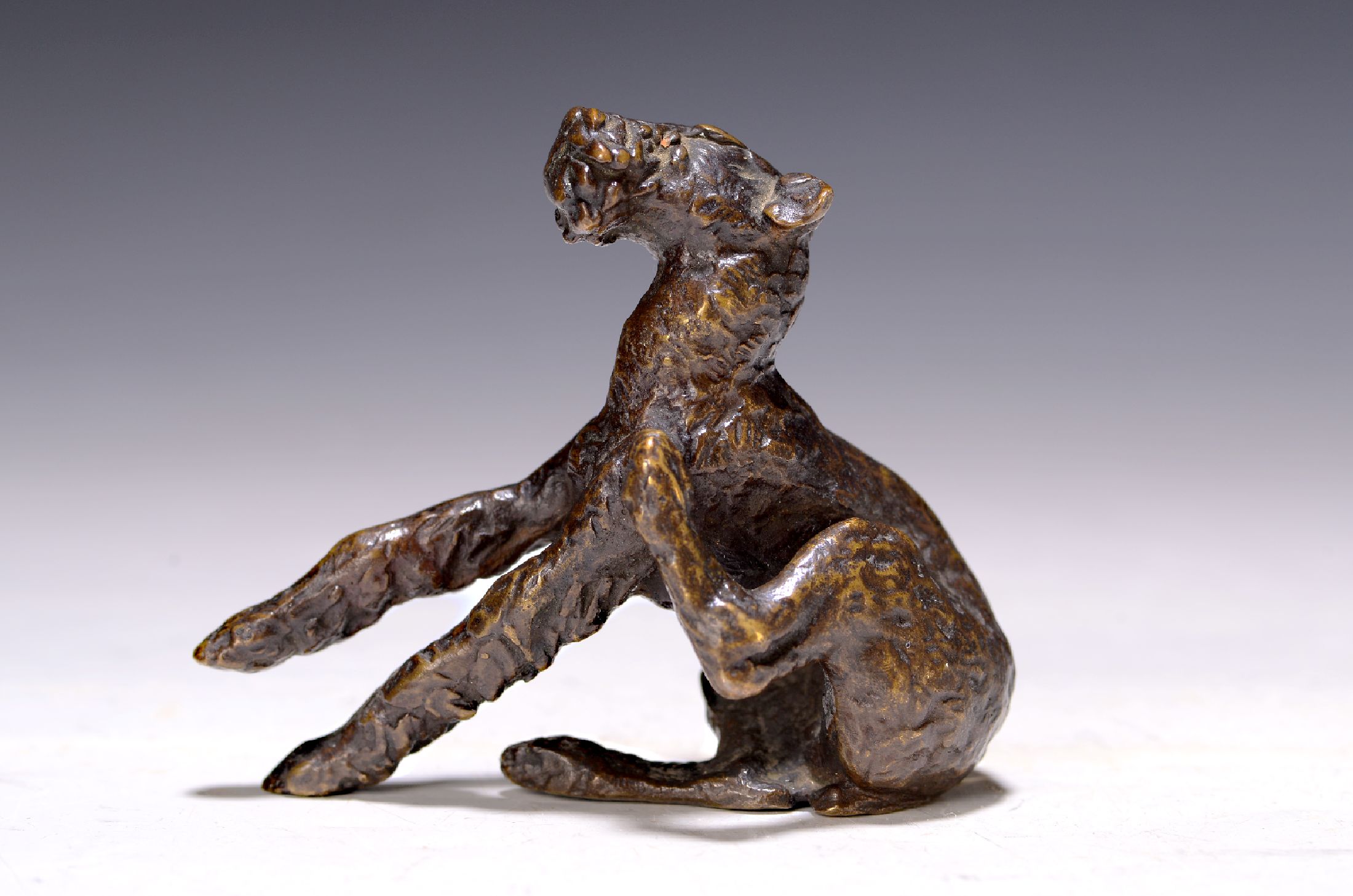Renée Sintenis, 1888-1965, Junger sitzender Terrier, Bronzeskulptur, Entwurf 1925, am Boden monogr. RS, H. ca. 8cm