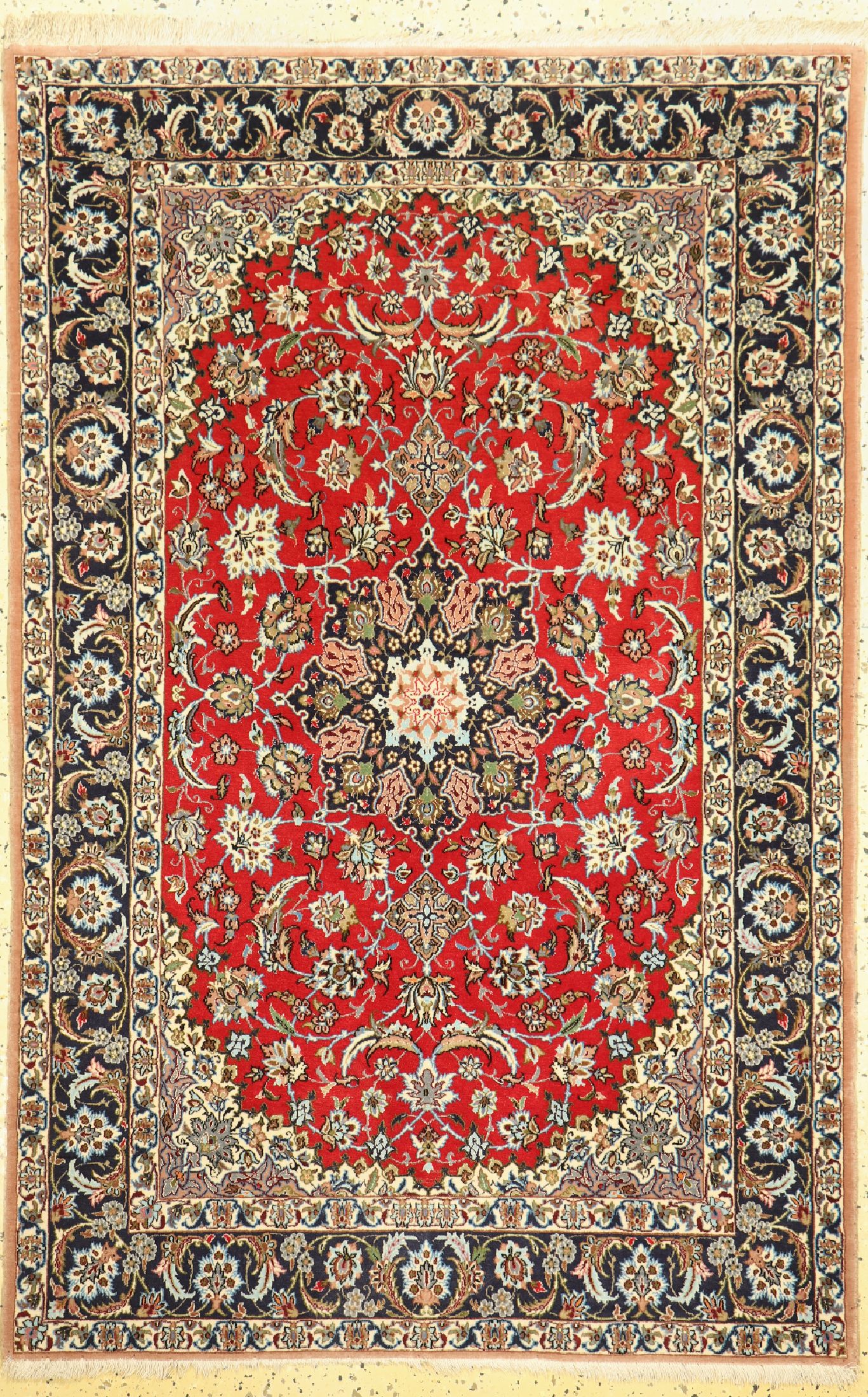 Esfahan fein, Persien, ca. 50 Jahre, Korkwolle mit und auf Seide, ca. 166 x 110 cm,gereinigt, EHZ: 2, Mottenfrass an den Rändern