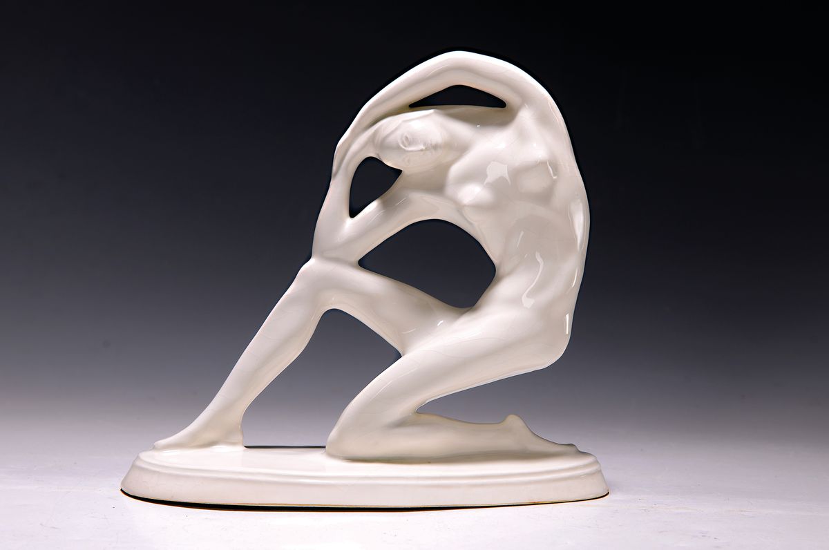 Skulptur einer Ausdruckstänzerin, Art-Deco, 1920-30er J., Steingut weiß glasiert, weiblicher Akt auf ovalem Sockel, Entw. Wilhelm Andreas, num. ...